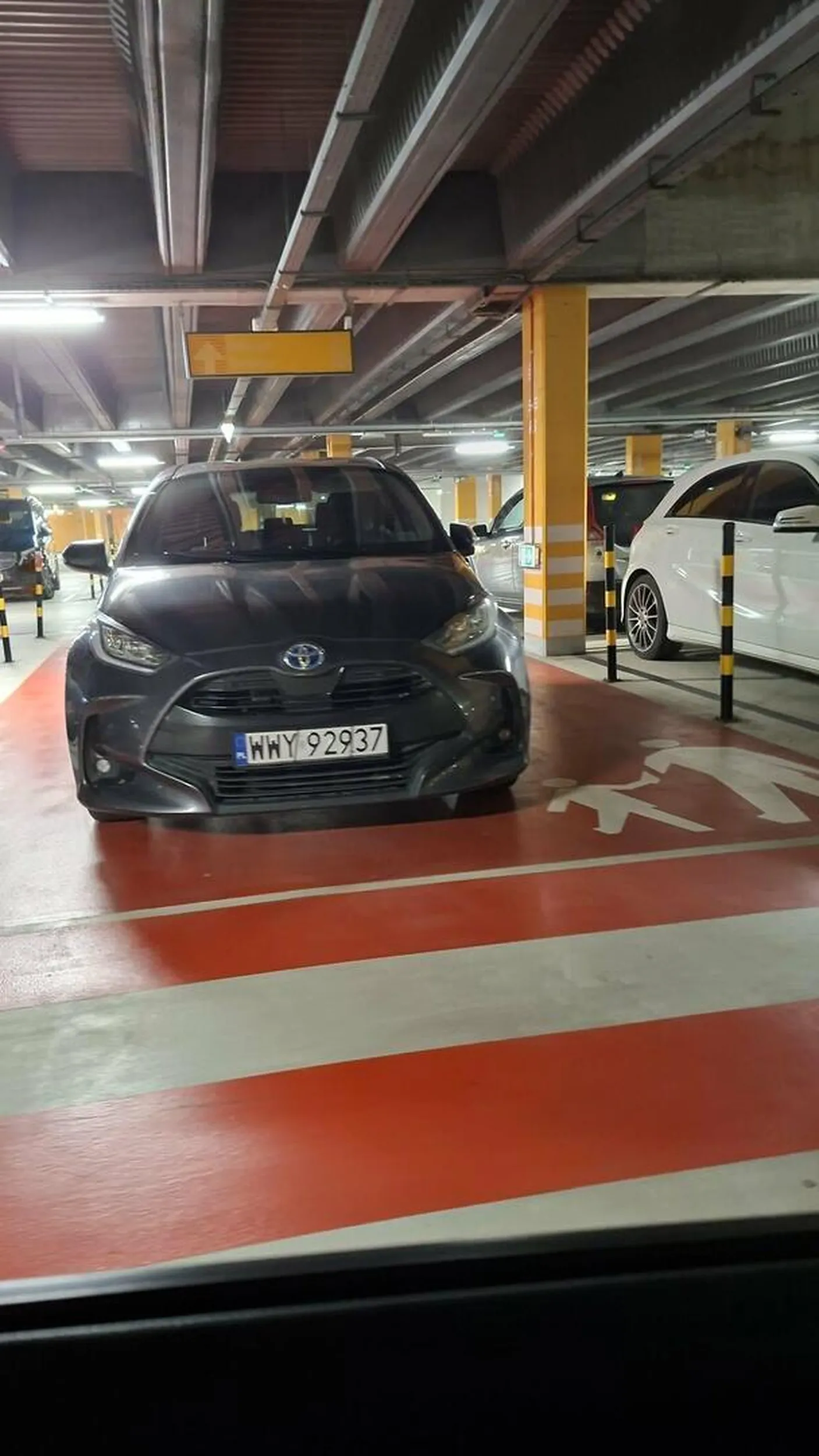 Parking praktycznie pusty. 3/4 miejsc pustych  ale trzeba zaparkować na przejściu by mieć jak najbliżej do drzwi.