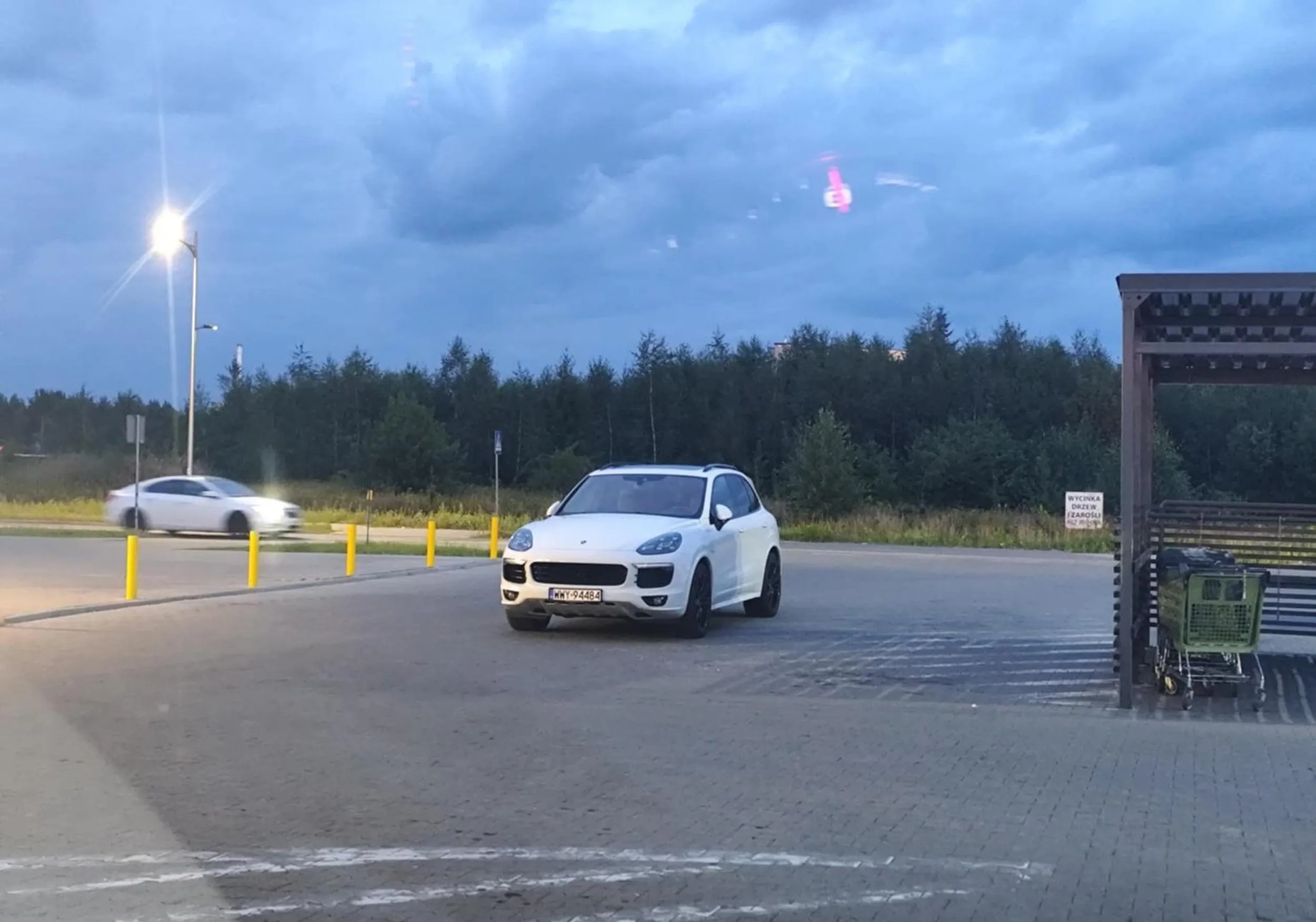 Wyszkowski MISZCZ parkowania na przejeździe przed Netto. Codziennie tam można spotkać jakiegoś rodzynka, któremu się nie chce przejść kilka metrów do sklepu