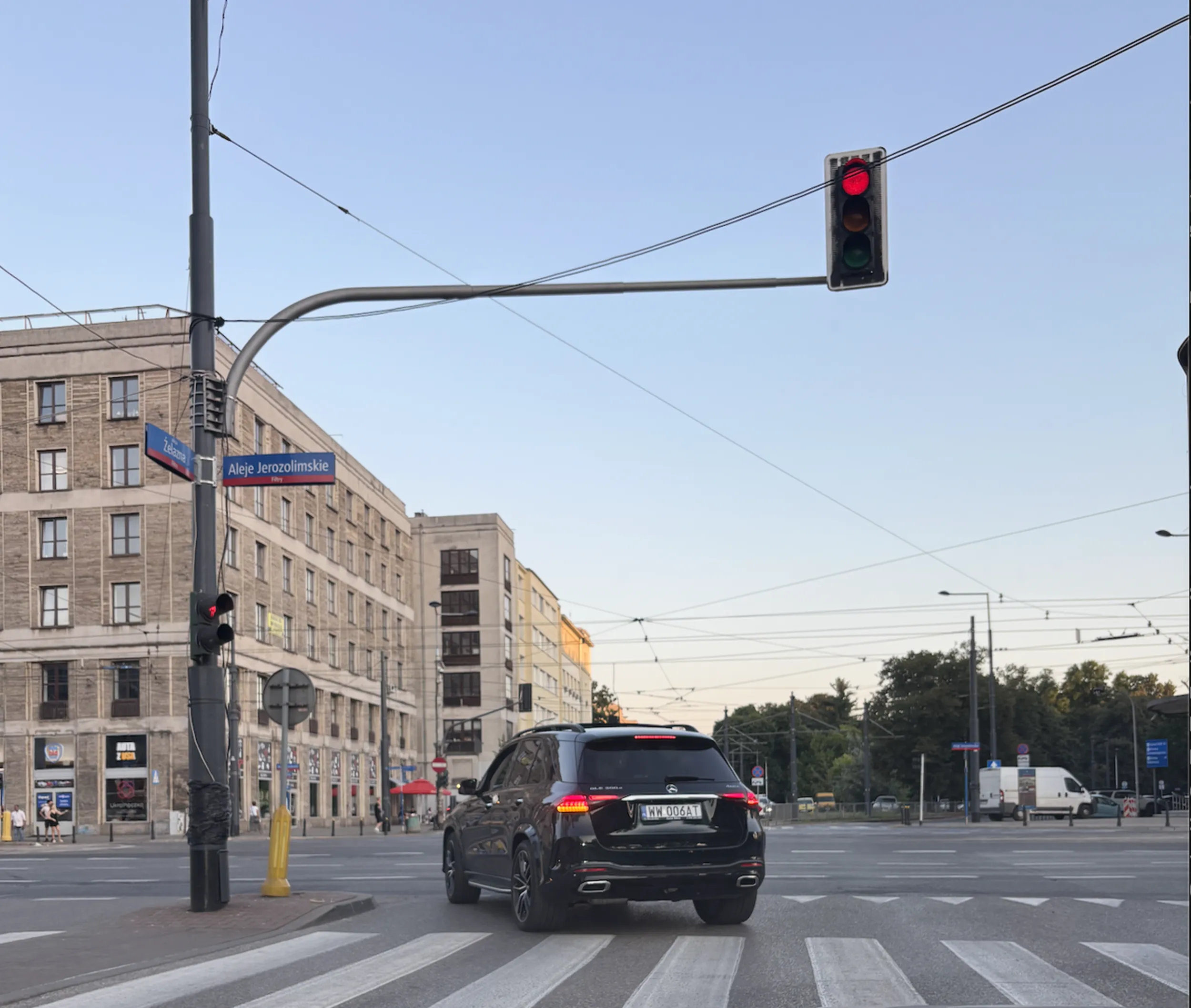Zwykły śmieć omija korek na lewym jadąc prawoskrętem i wpieprza sie na skrzyzowanie  a potem stoi jak tuman w poprzek na zielonym  i blokuje przejazd