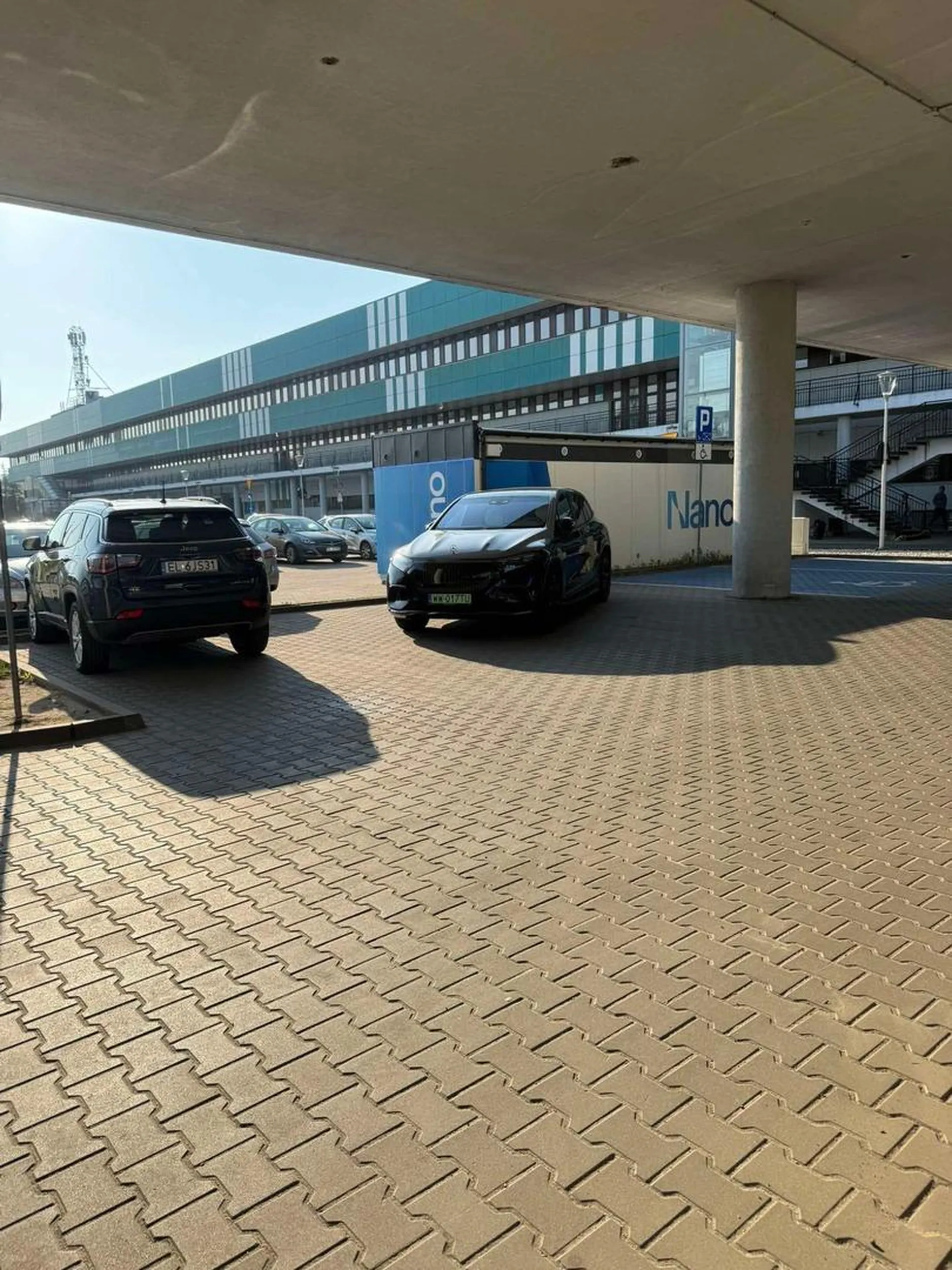 Naucz sie parkować cepie!! 2 miejsca na pełnym parkingu zajmujesz!! won z dziadostwem!!