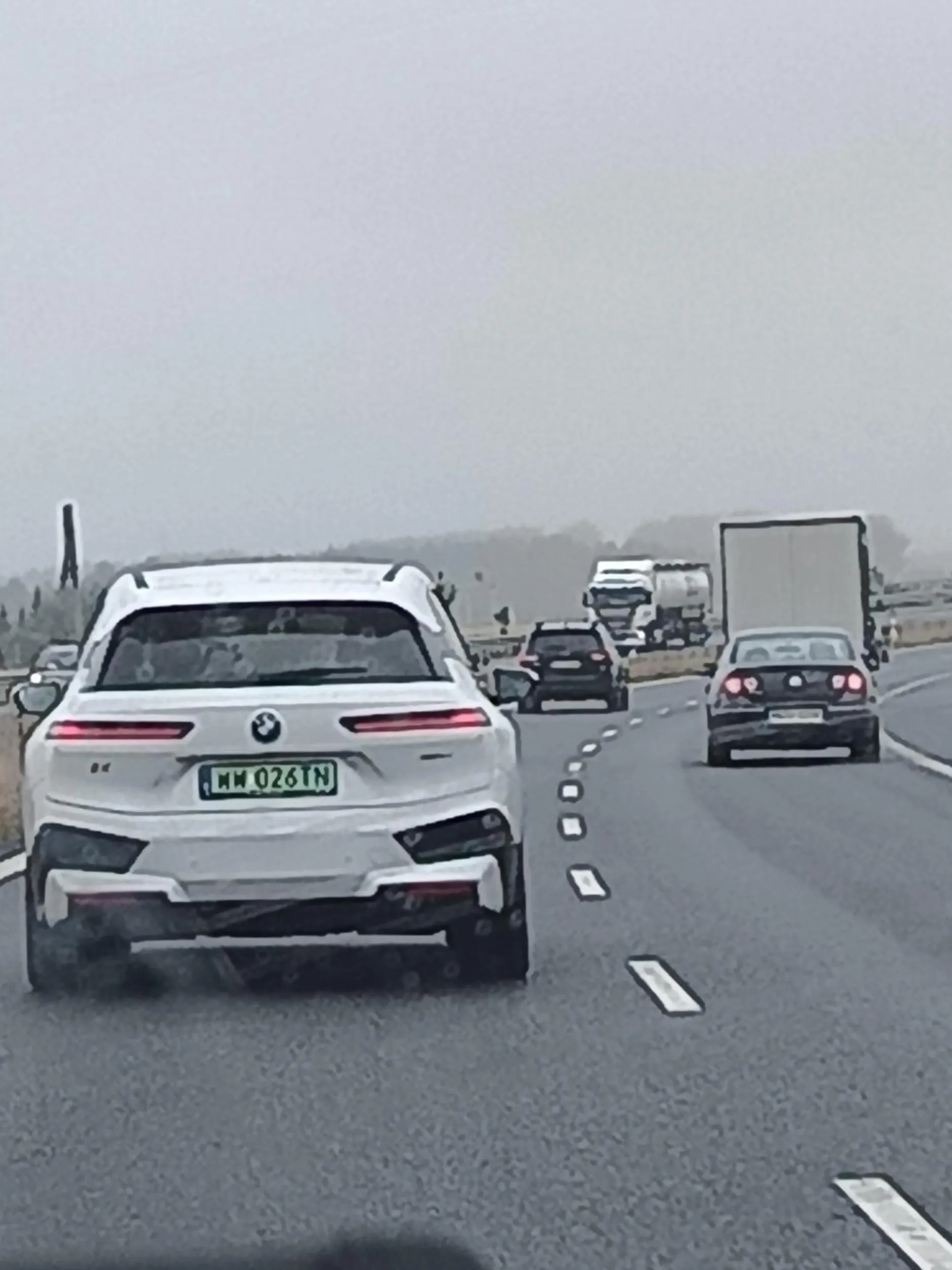 Kawał buca hamuje na lewym pasie i jest bardzo agresywnym kierowca na stacji żona go trzymała bo by w zęby zarobił jeszcze zwyzywał mnie za to że moje auto jest w gazie a na drodze to przykład tragicznego kierowcy nie używa kierunkowskazów hamuje innych i prawie spowodował wypadach auto z boku porysowane pewnie w kogoś przyjebał