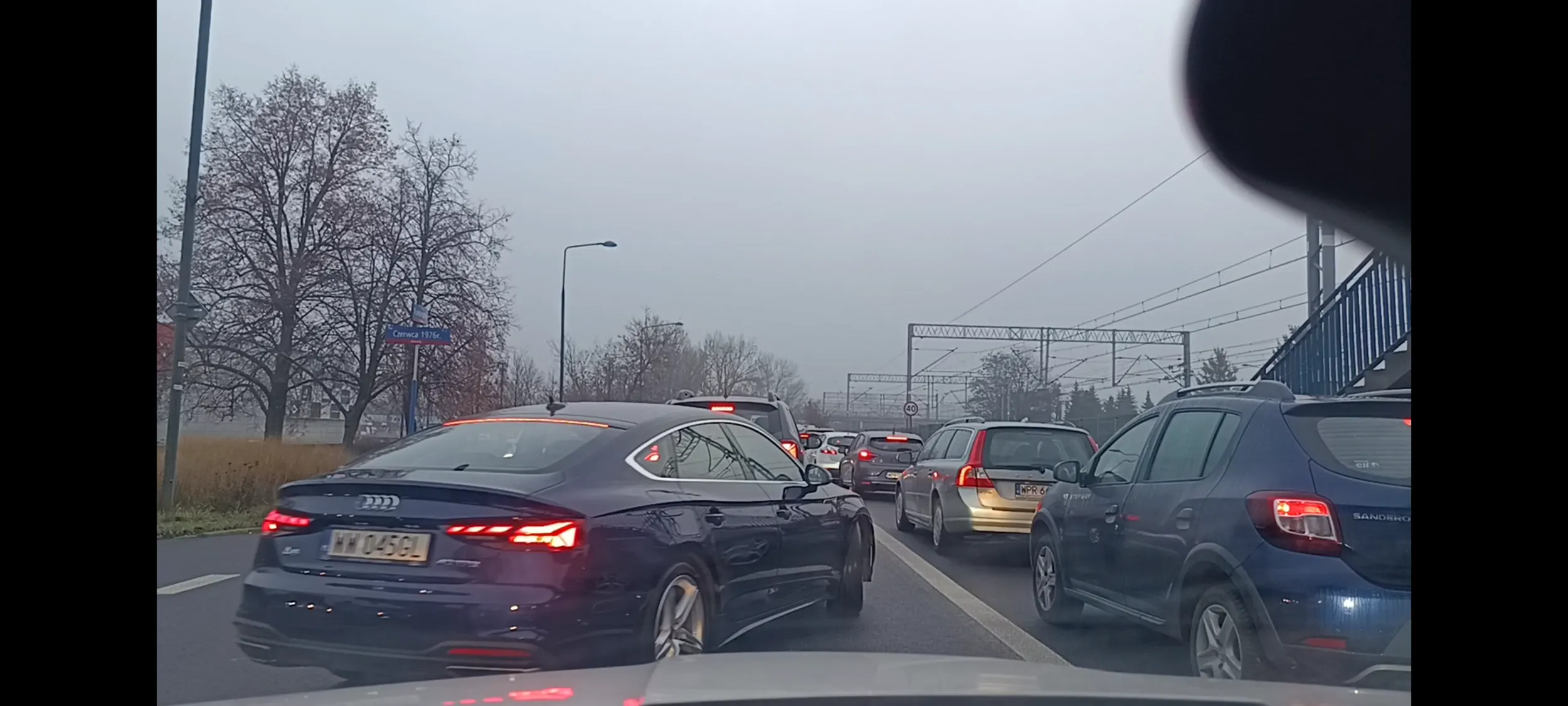 Muzułmanin Ahmed wbija sie przed maskę z lewej strony z ulicy podporządkowanej i uniemożliwia mi skręt w lewo na skrzyżowaniu.