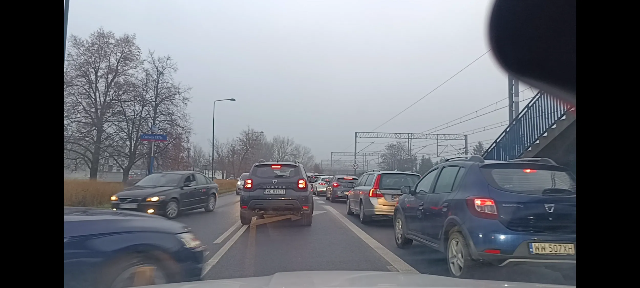 Muzułmanin Ahmed wbija sie przed maskę z lewej strony z ulicy podporządkowanej i uniemożliwia mi skręt w lewo na skrzyżowaniu.