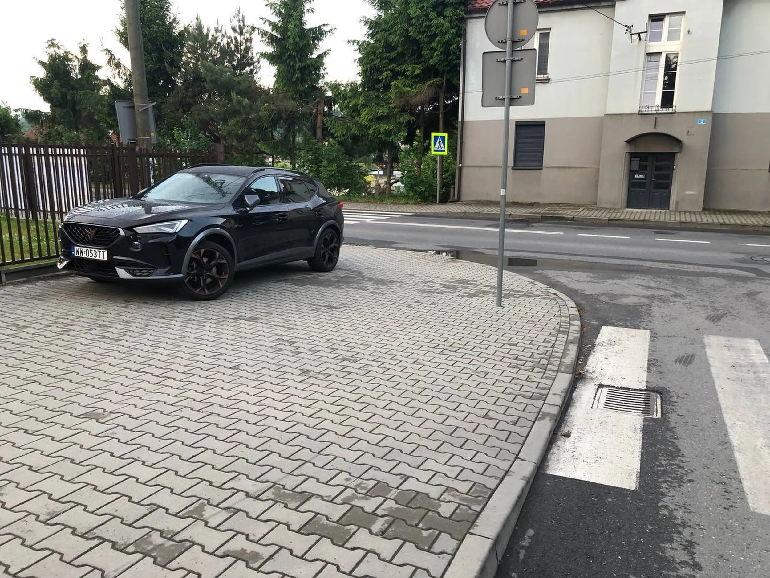 gosciu ciagle parkuje na chodniku przy przejsciu dla pieszych i jeszcze ma jakies pretensje ze ktos na chodniku hulajnoge zostawia, zreszta typowy kierowca z Wieliczki