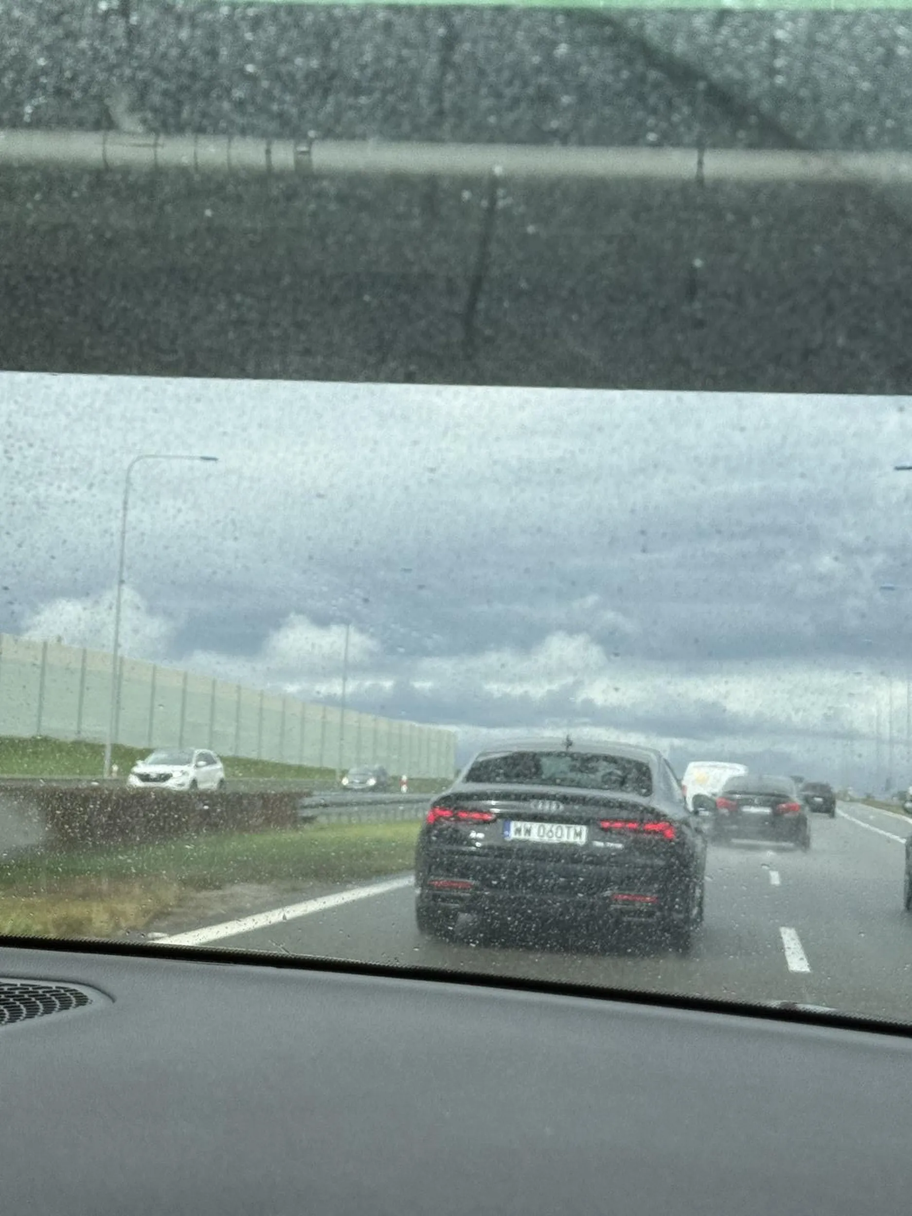 Zajeżdża drogę. Bardzo agresywnie wpycha się przed auta