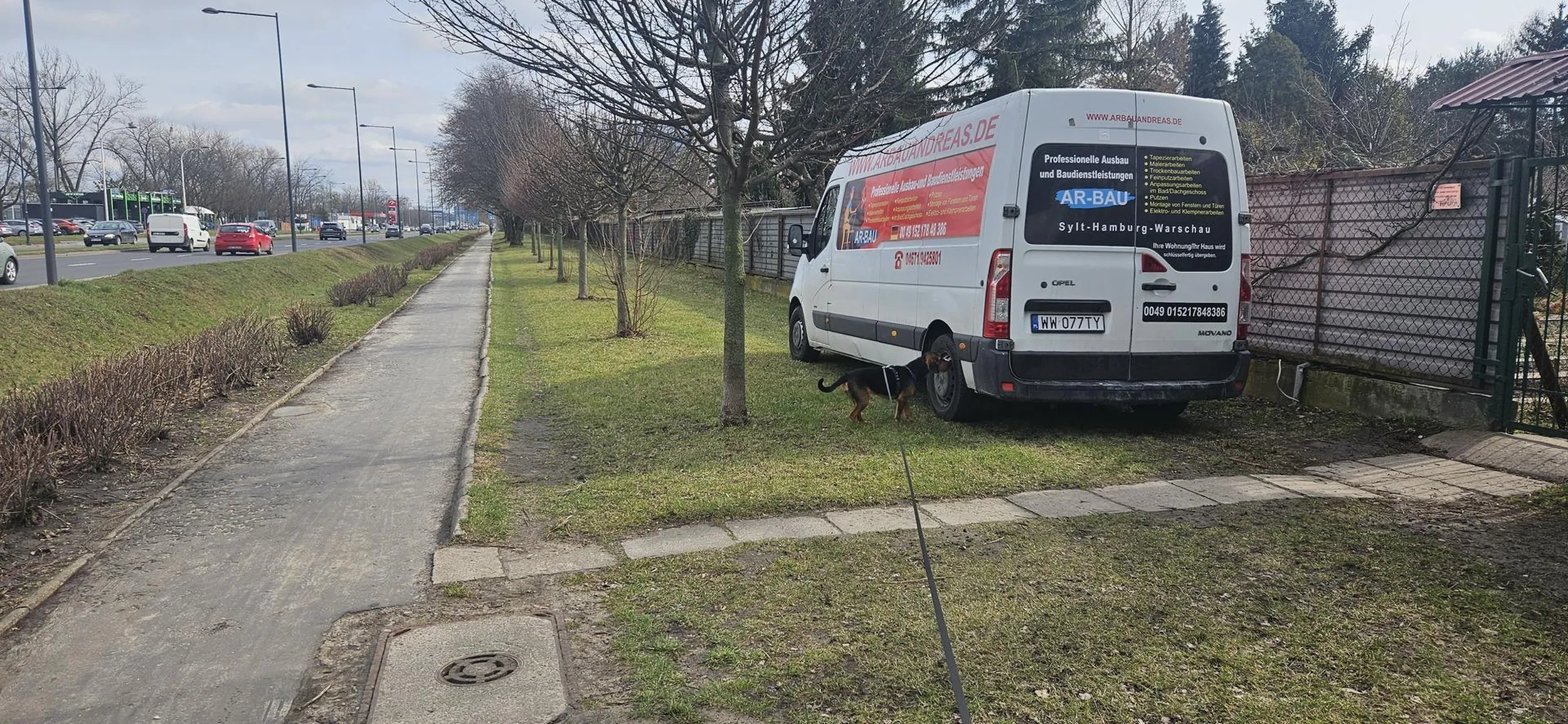 Parkowanie na ulicy Hynka w Warszawie