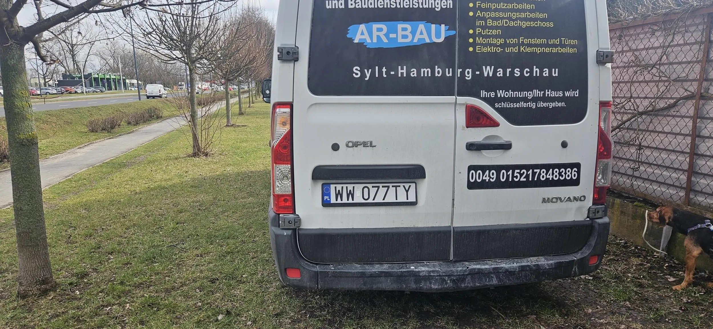 Parkowanie na ulicy Hynka w Warszawie