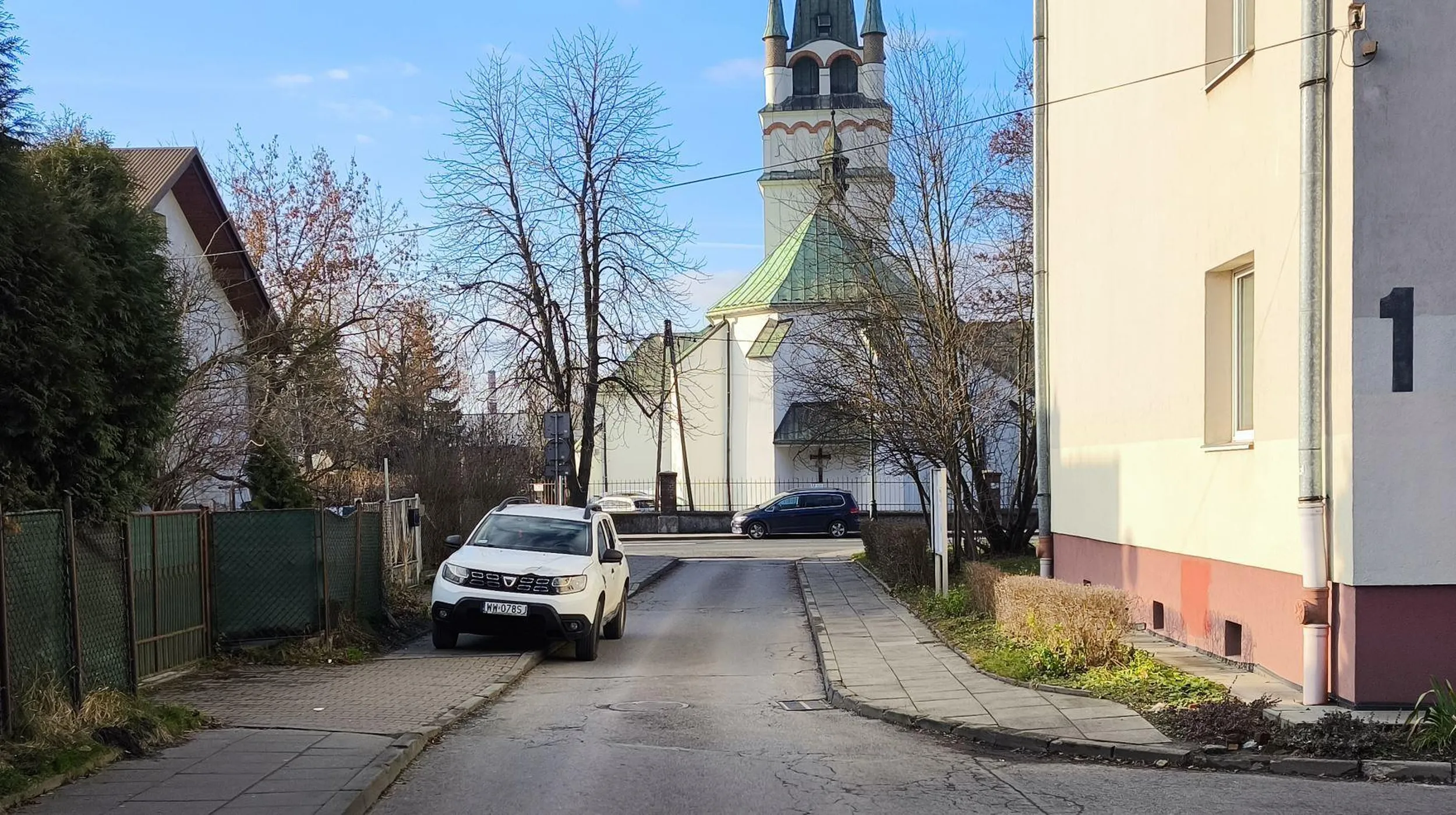 do kościółka widocznego z tyłu przyjechał, po mszy odjechał... legalne miejsca były wolne w okolicy kościoła, gratki