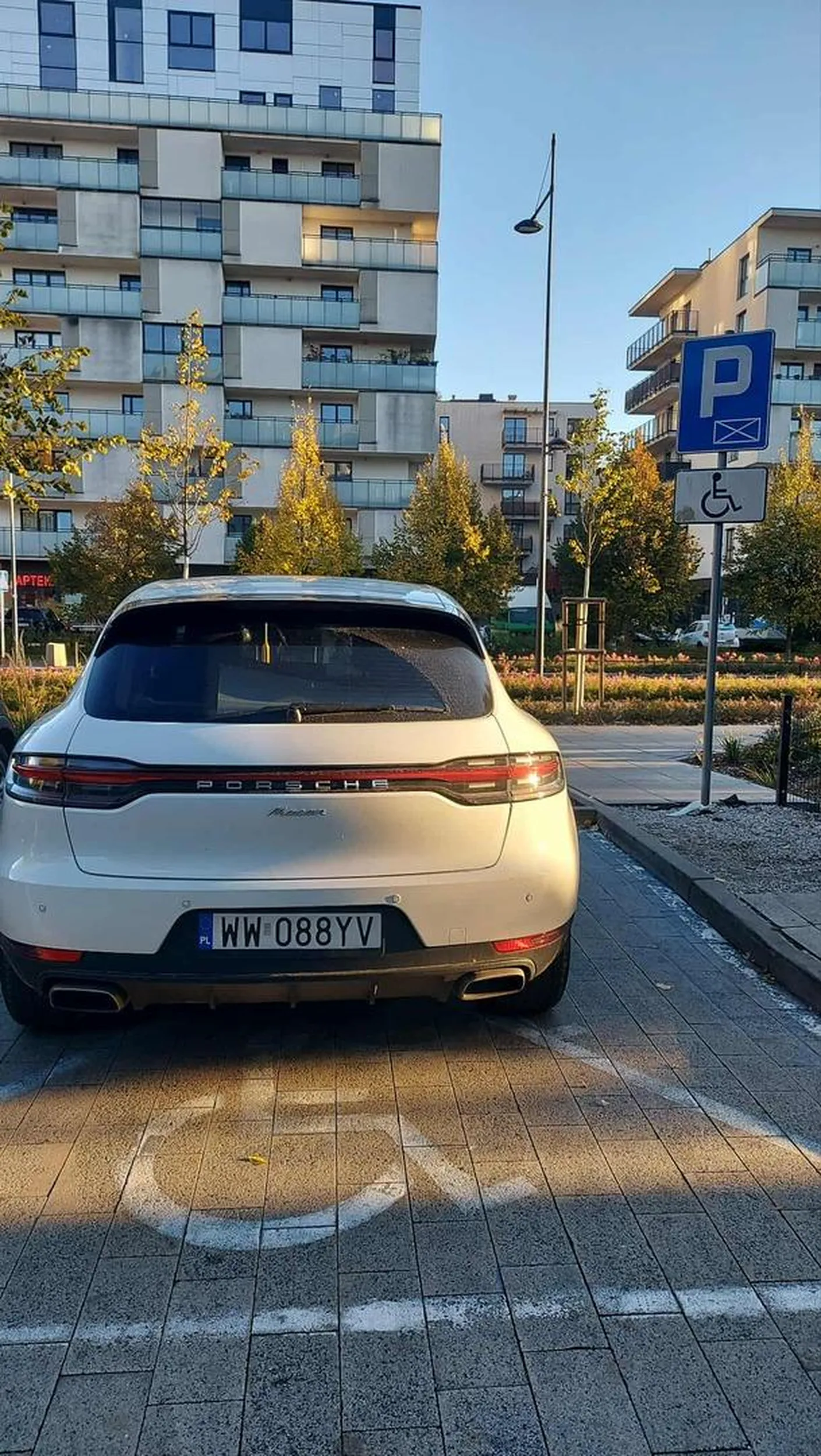 bezczelna Kaja Srodka parkuje na miejscu dla niepełnosprawnych i jeszcze sie awanturuje