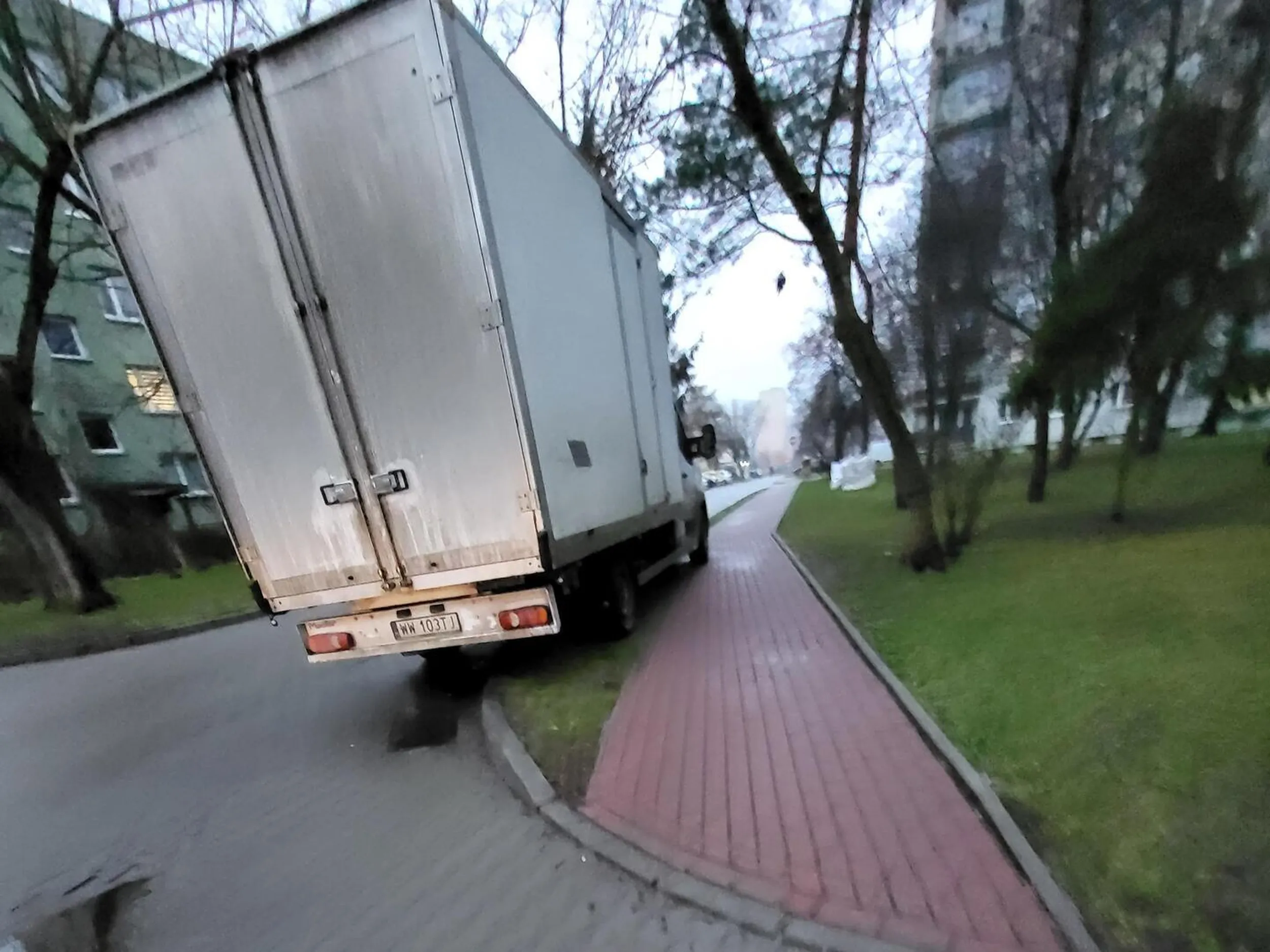 Strefa zamieszkania. Zatrzymanie pojazdu w miejscu nie wyznaczonym do tego na chodniku i trawniku.