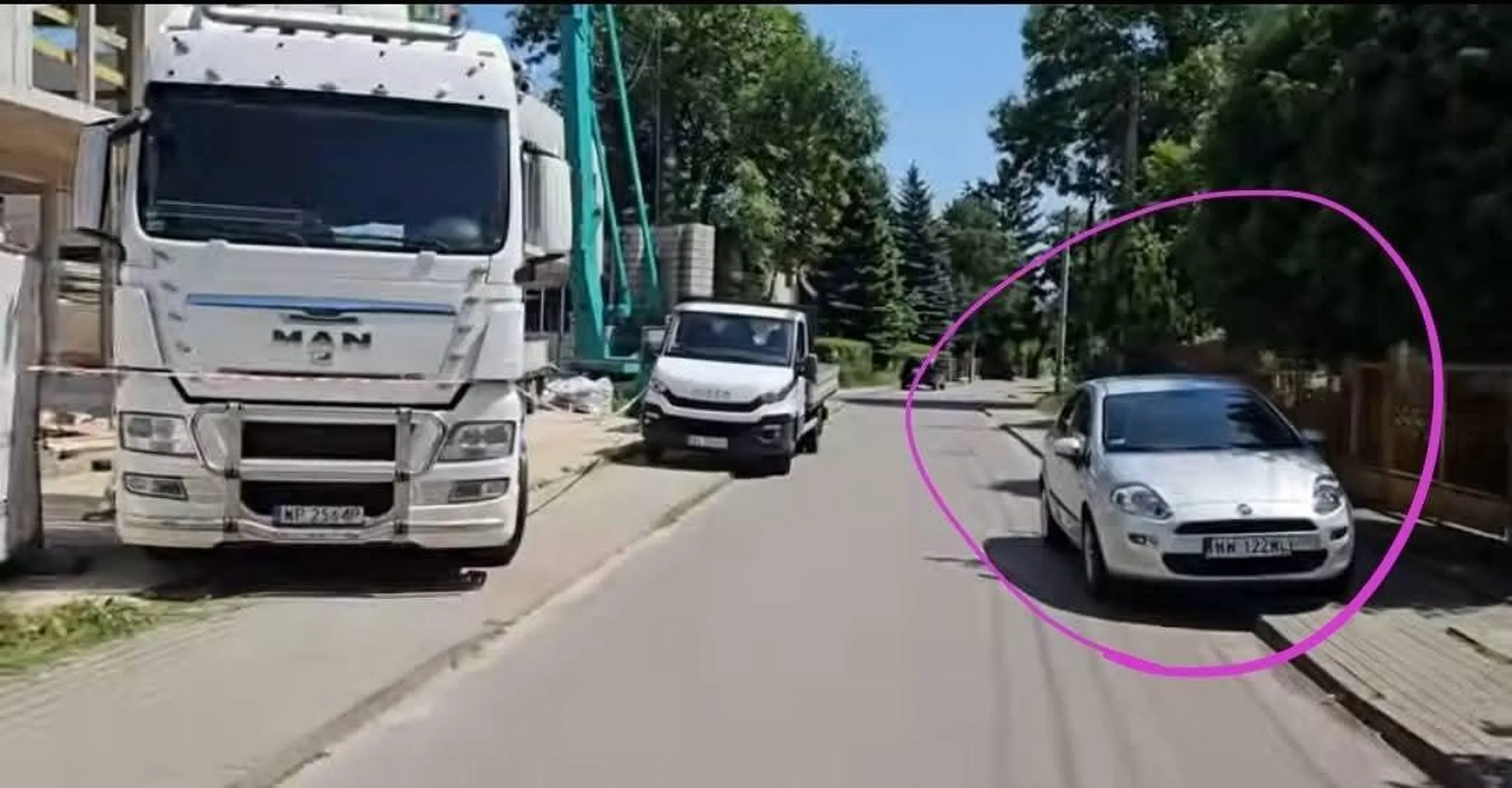 Powtarzające się parkowanie w niedozwolonym miejscu na chodniku ul. Tomnicka, Warszawa.