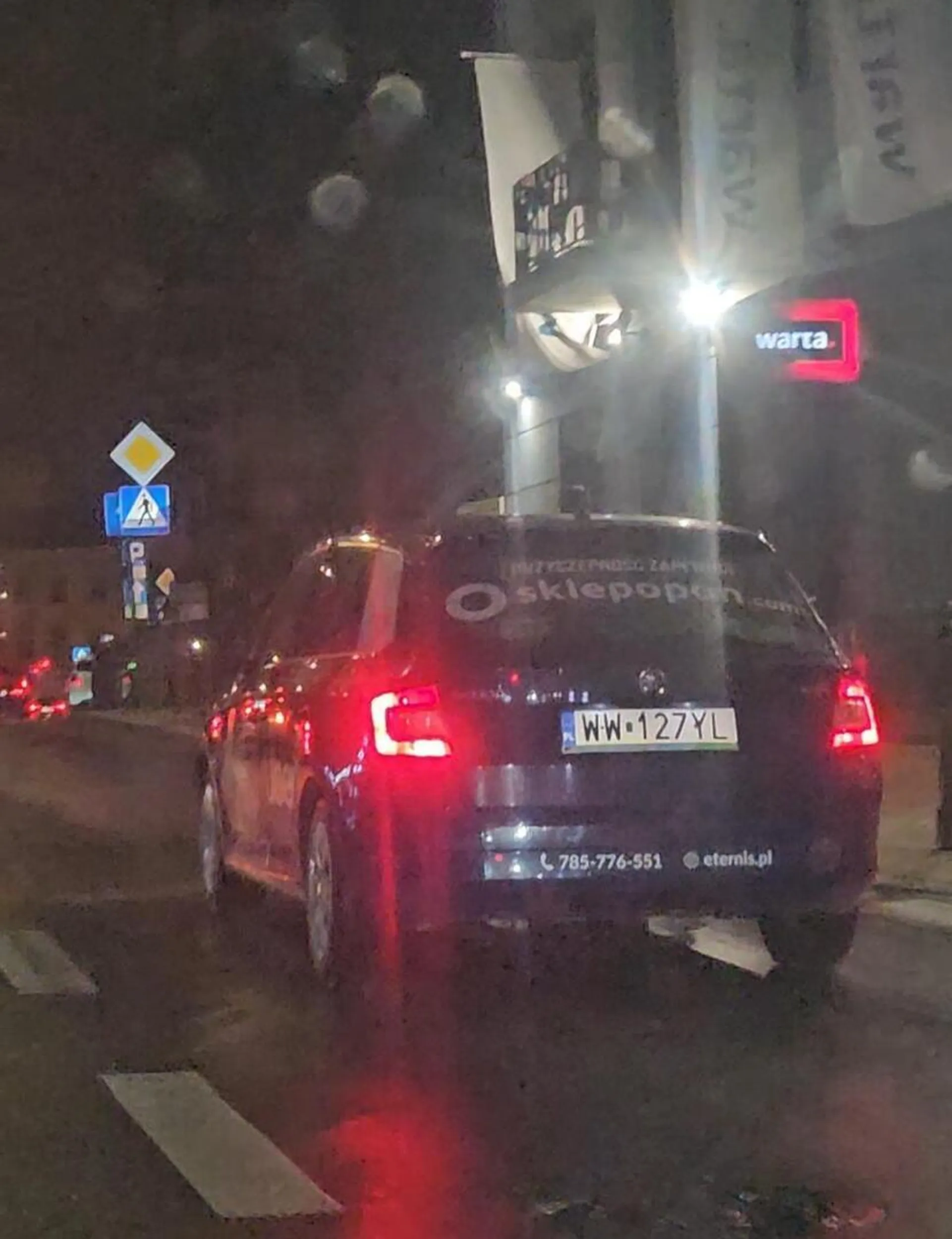 Czarnoskora kierowczyni totalnie odklejona. Brak reakcji na kilku zielonych swiatlach. Ciekawe czy ma pj. Lublin