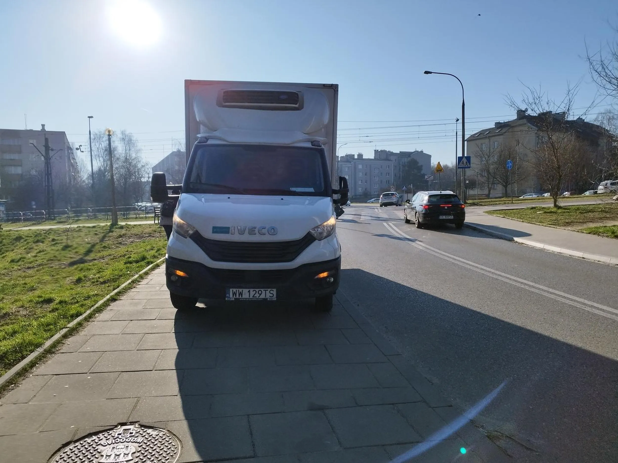 Kolejny, który blokuje przejście pieszym, bo przecież dostawa do Żabki jest ważniejsza niż bezpieczeństwo ludzi. Po pierwsze parkuje na zakazie. Po drugie pojazd o DMC powyżej 2,5 tony (a ten na pewno ma więcej w dowodzie) w ogóle nie może parkować na chodniku. Po trzecie dozwolone jest parkowanie jedną osią, lub jednym bokiem, pozostawiając przy tym co najmniej 1,5 m przejścia. Dodam że Żabka ma wyznaczoną dostawę w od tyłu budynku, jednak dojazd tam jest możliwy wyłącznie przez szlaban bloku mieszkalnego, do którego pewnie nawet nie mają pilota. Kraków, skrzyżowanie ulic Ściegiennego i Teligi. 21.03.2025, godz. 7.58