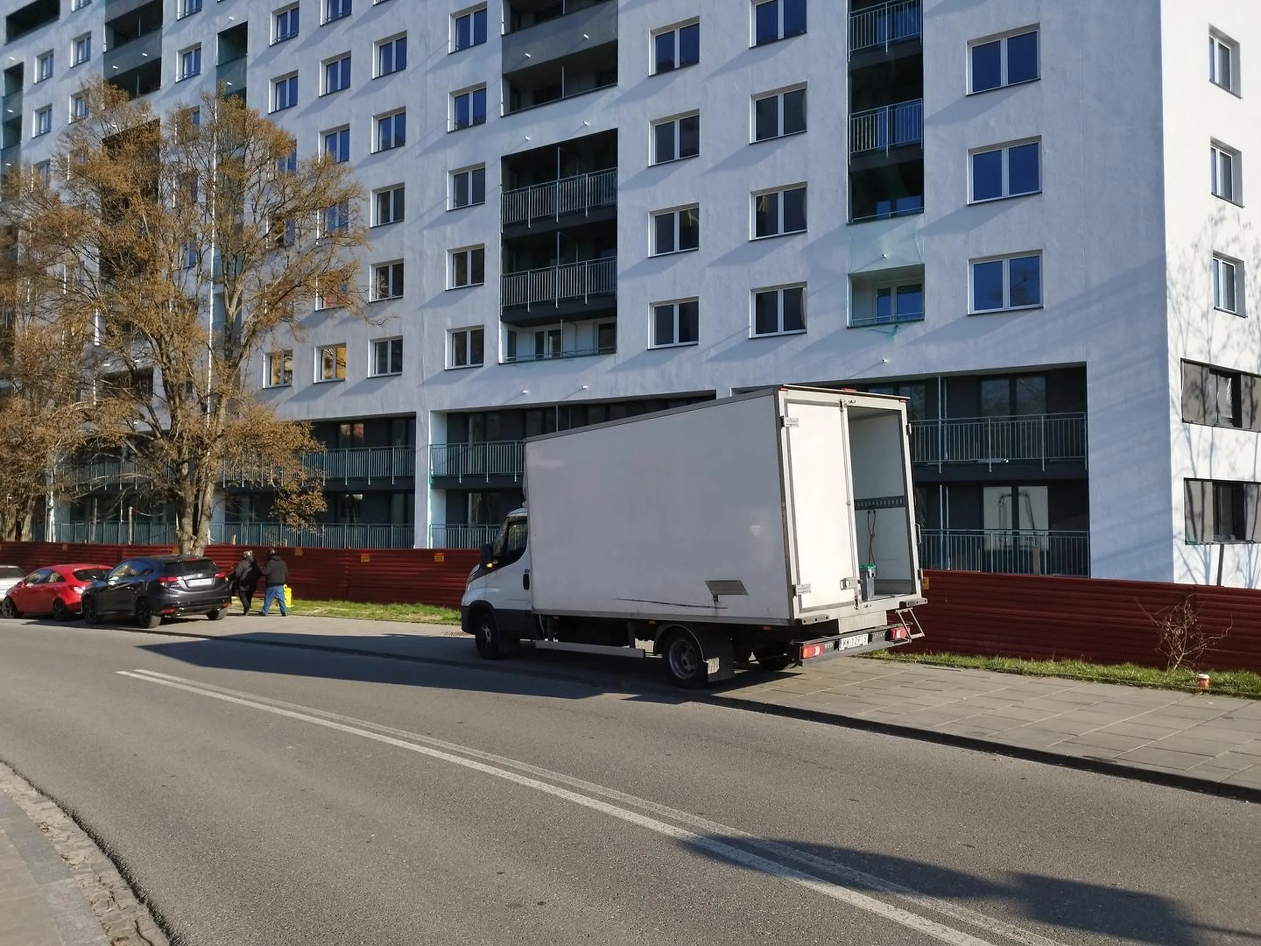 Kolejny, który blokuje przejście pieszym, bo przecież dostawa do Żabki jest ważniejsza niż bezpieczeństwo ludzi. Po pierwsze parkuje na zakazie. Po drugie pojazd o DMC powyżej 2,5 tony (a ten na pewno ma więcej w dowodzie) w ogóle nie może parkować na chodniku. Po trzecie dozwolone jest parkowanie jedną osią, lub jednym bokiem, pozostawiając przy tym co najmniej 1,5 m przejścia. Dodam że Żabka ma wyznaczoną dostawę w od tyłu budynku, jednak dojazd tam jest możliwy wyłącznie przez szlaban bloku mieszkalnego, do którego pewnie nawet nie mają pilota. Kraków, skrzyżowanie ulic Ściegiennego i Teligi. 21.03.2025, godz. 7.58
