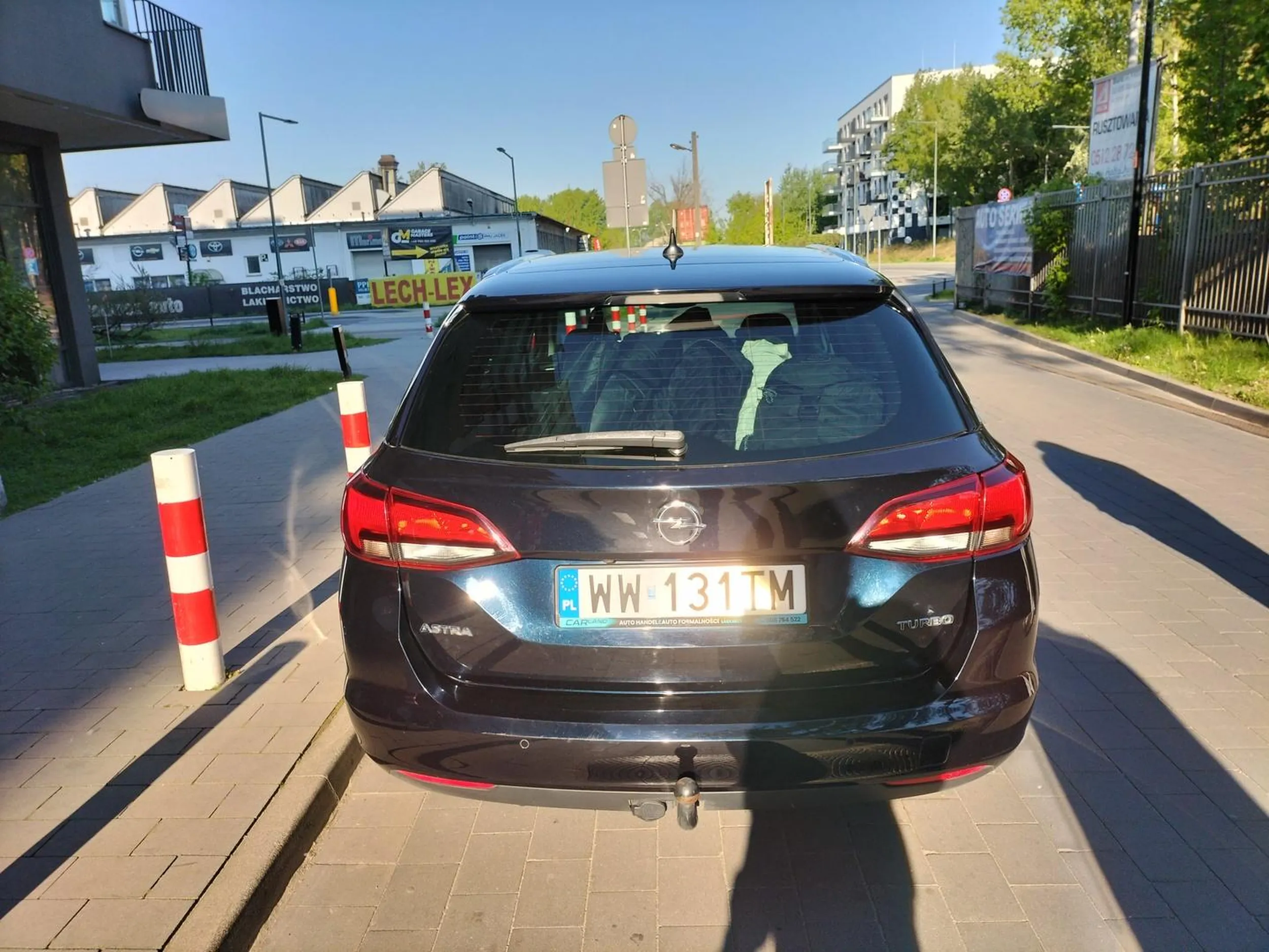 Wynajmujący to zwykły cwaniak i oszust, prawdopodobnie ćpun. Umawia się na jedno, potem nie pamięta, kłamie, że musi pogadać ze wspólnikiem, czyli swoją dziewczyną (tak, ma "dziewczynę" w wieku 50 lat), a potem olewa i człowiek zostaje na lodzie. Nie godny zaufania. Omijać szerokim łukiem.