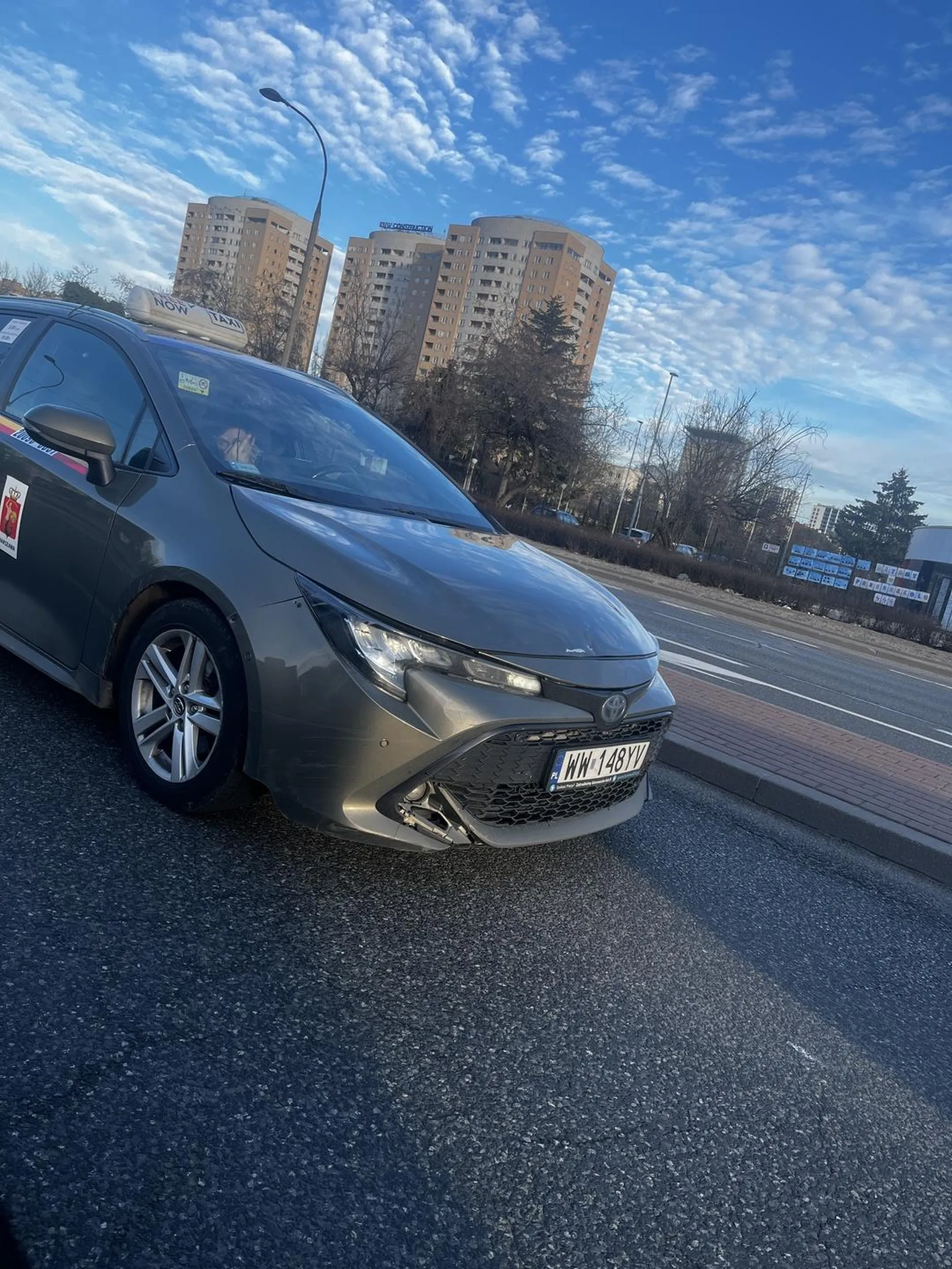 Burak , Cham i Prostak z prawkiem wygranym w Laysach Wymuszanie pierwszeństwa i udawanie kozaka przy kliencie to chyba norma u tego kierowcy