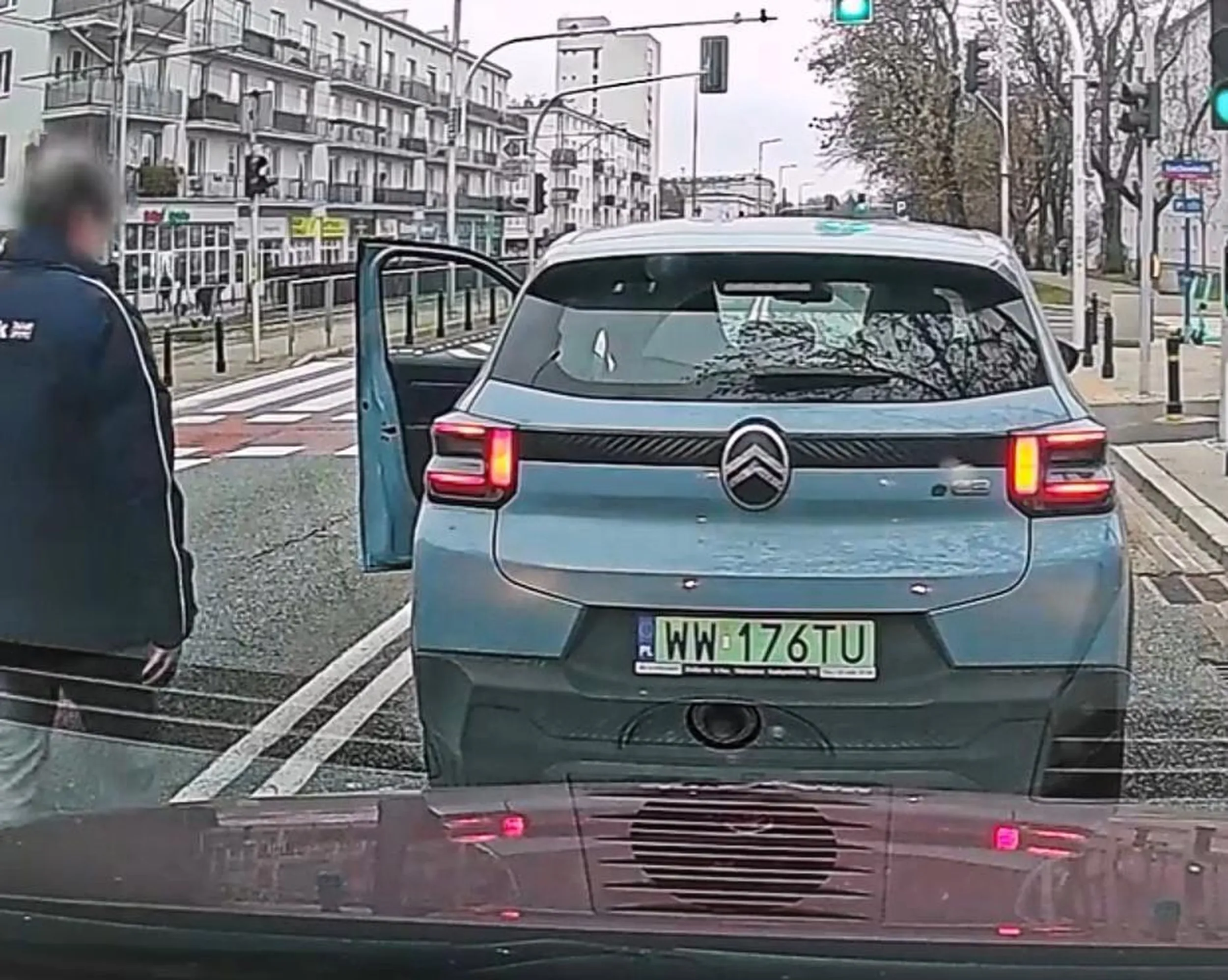 Wysiada z auta , wdaje się w dyskusje , "poucza" słowem i palcem... Omijać , uciekać jak od zarazy!