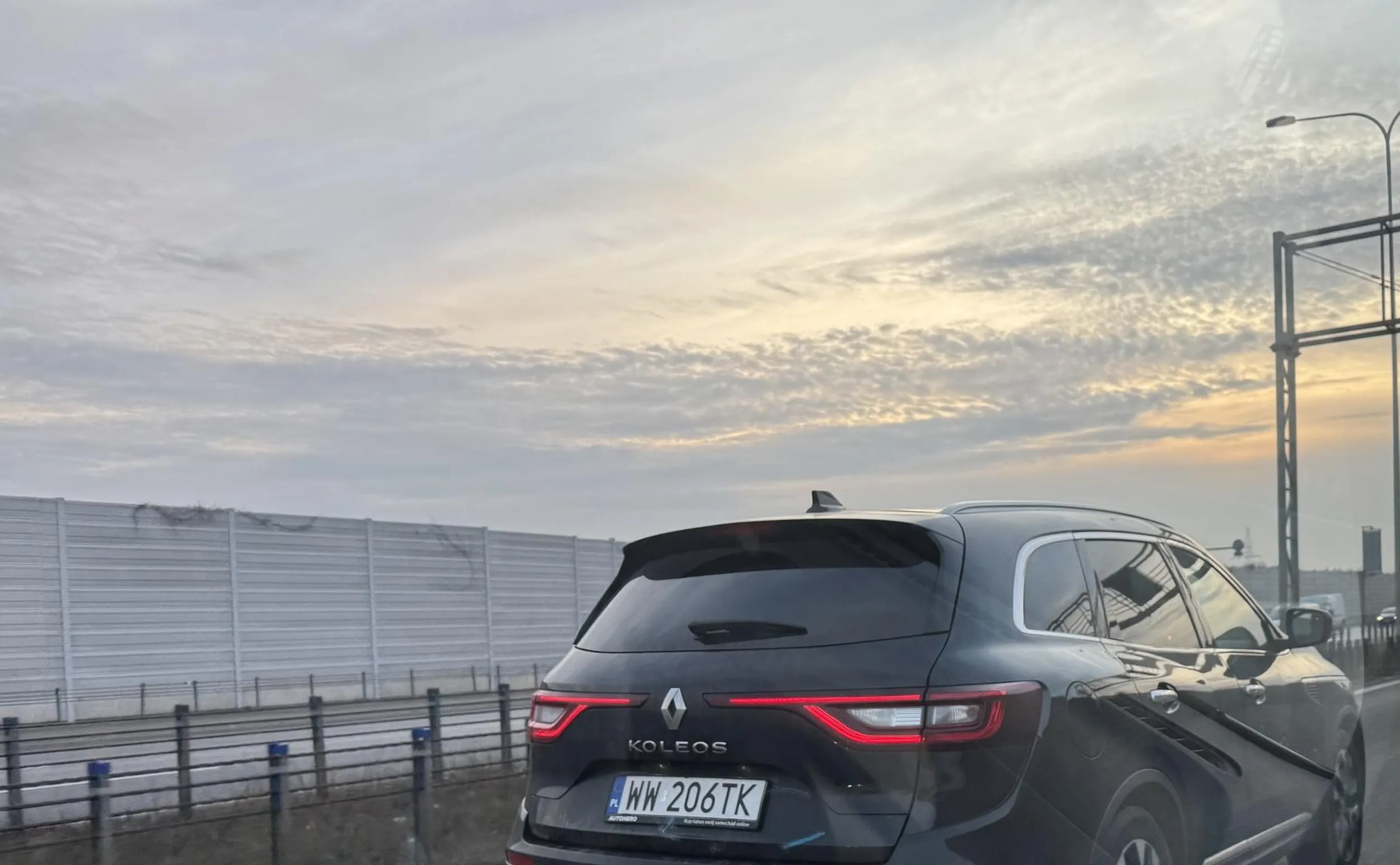 Nieudolnie wymusza miejsce na pasie, nagranie wysłane na policję