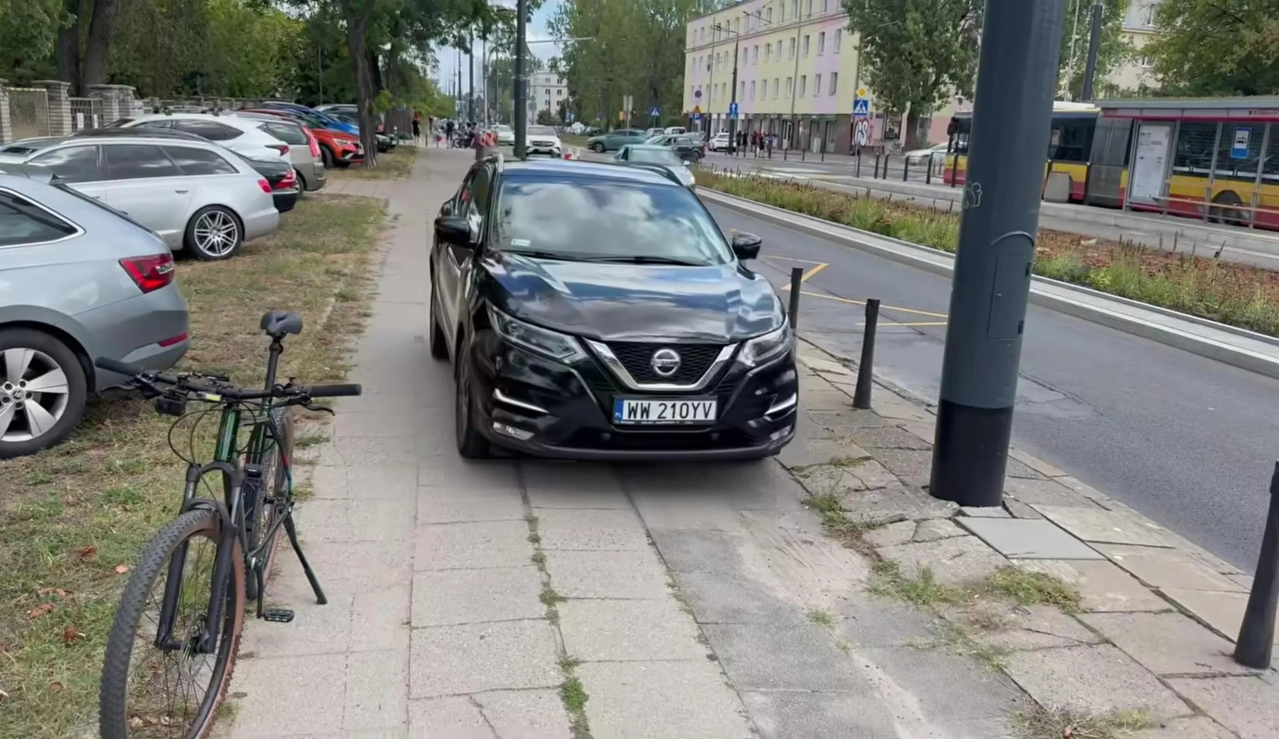 Bezczelny typ jeździ po chodniku: https://www.facebook.com/share/v/16nwtUcR8E/
