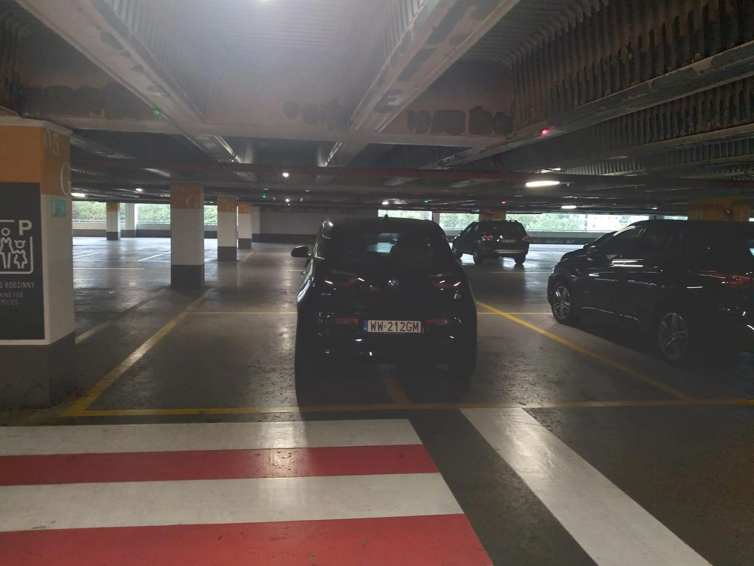 Bmw to jednak stan umysłu. Co za zjeb parkuje takie małe gówno na dwóch miejscach?