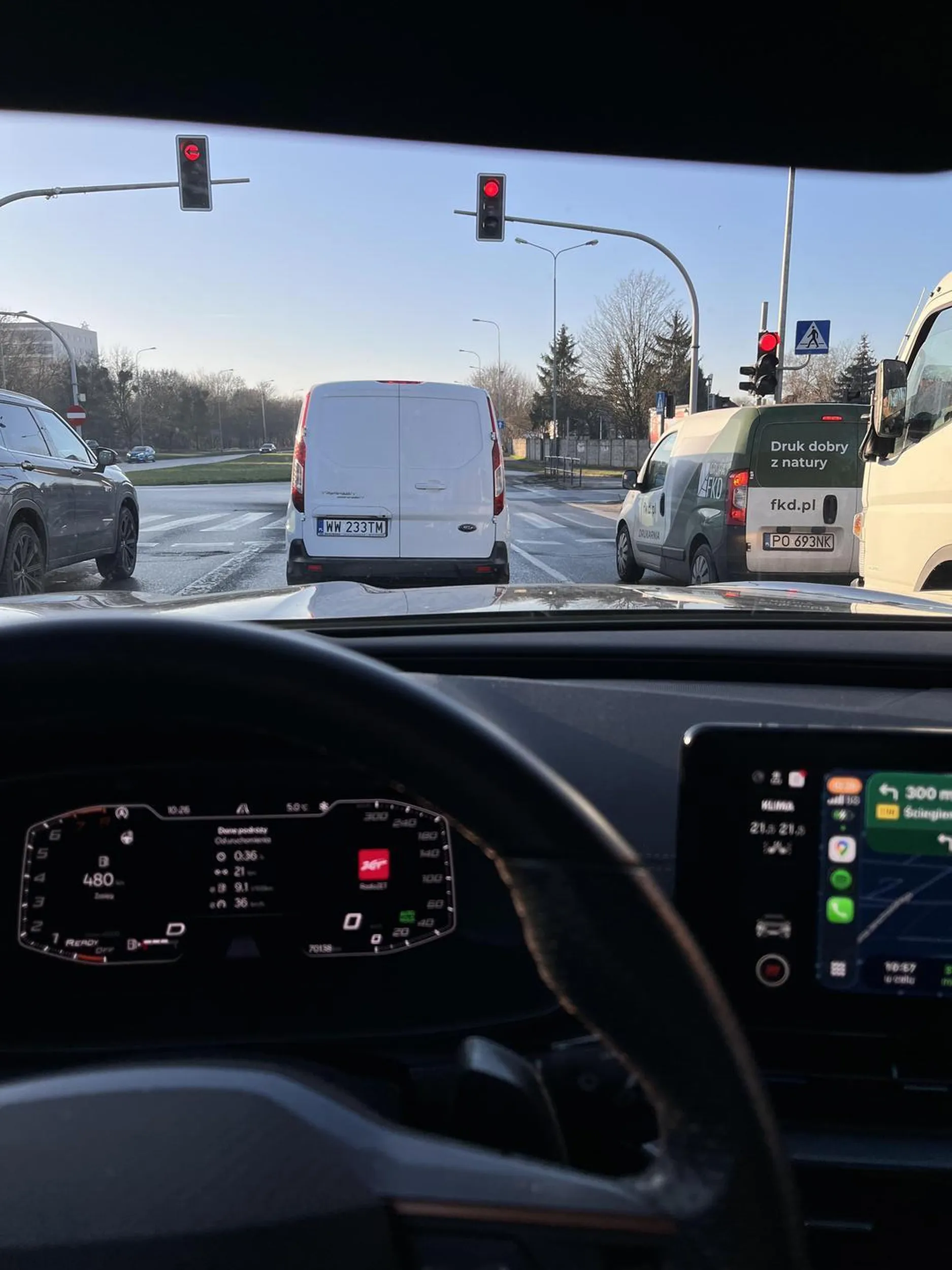 Niebezpieczny, nerwowy. Wyprzedza samochody, które zjechały na pobocze przepuszczając karetkę