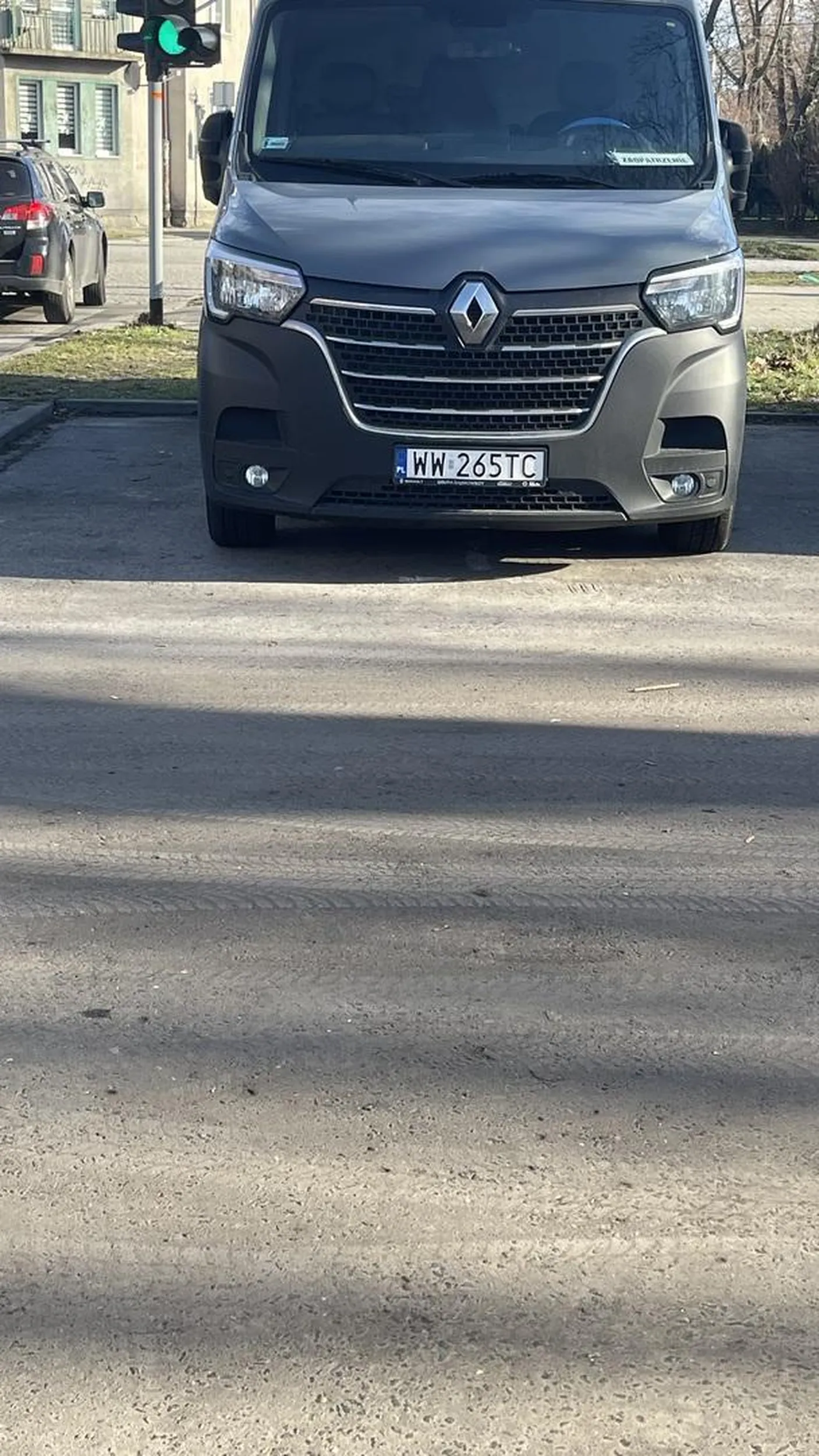 chłop tak stoi już pare tygodni i blokuje po 2 czasami 3 miejsca. Zabrze