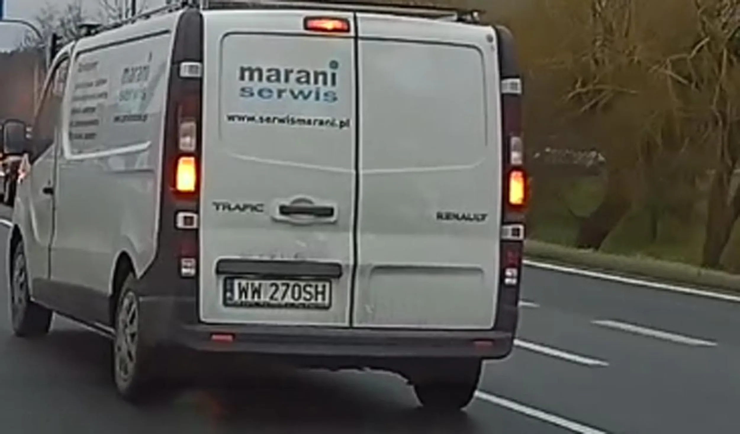 Ty łamago, chciałeś mi wyjąc coś z bagażnika?