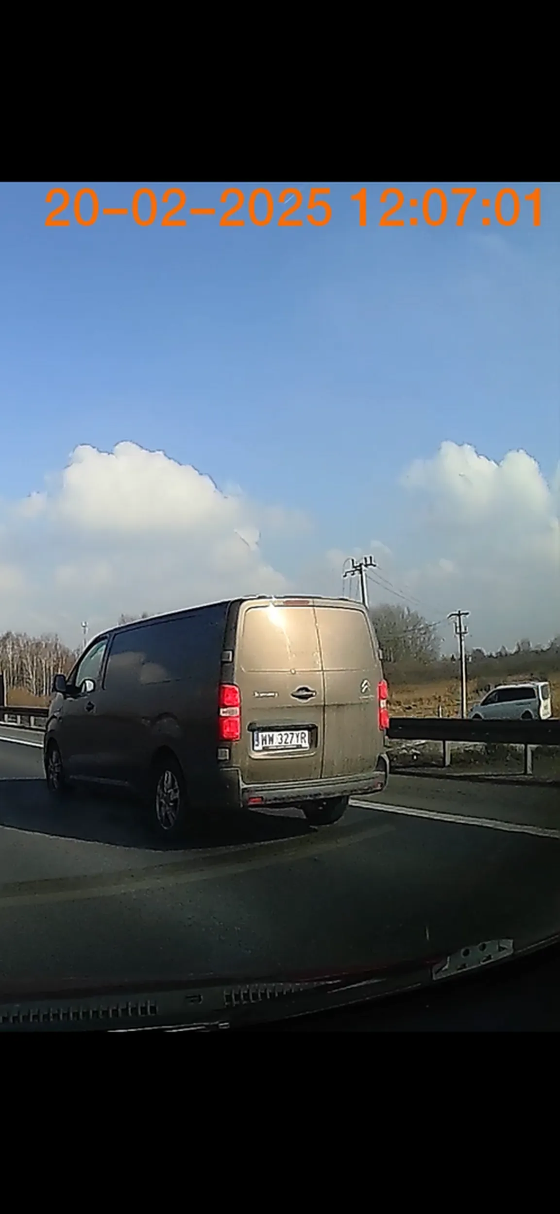 Pan kierowca nie do końca stabilny. Najpierw próbował jechać przede mną i hamować, później obrał inną strategię, jechał za mną ponad 20 minut, nie czułam się bezpiecznie. Zgubiłam go, ale żałuję że nie zadzwoniłam na policję.