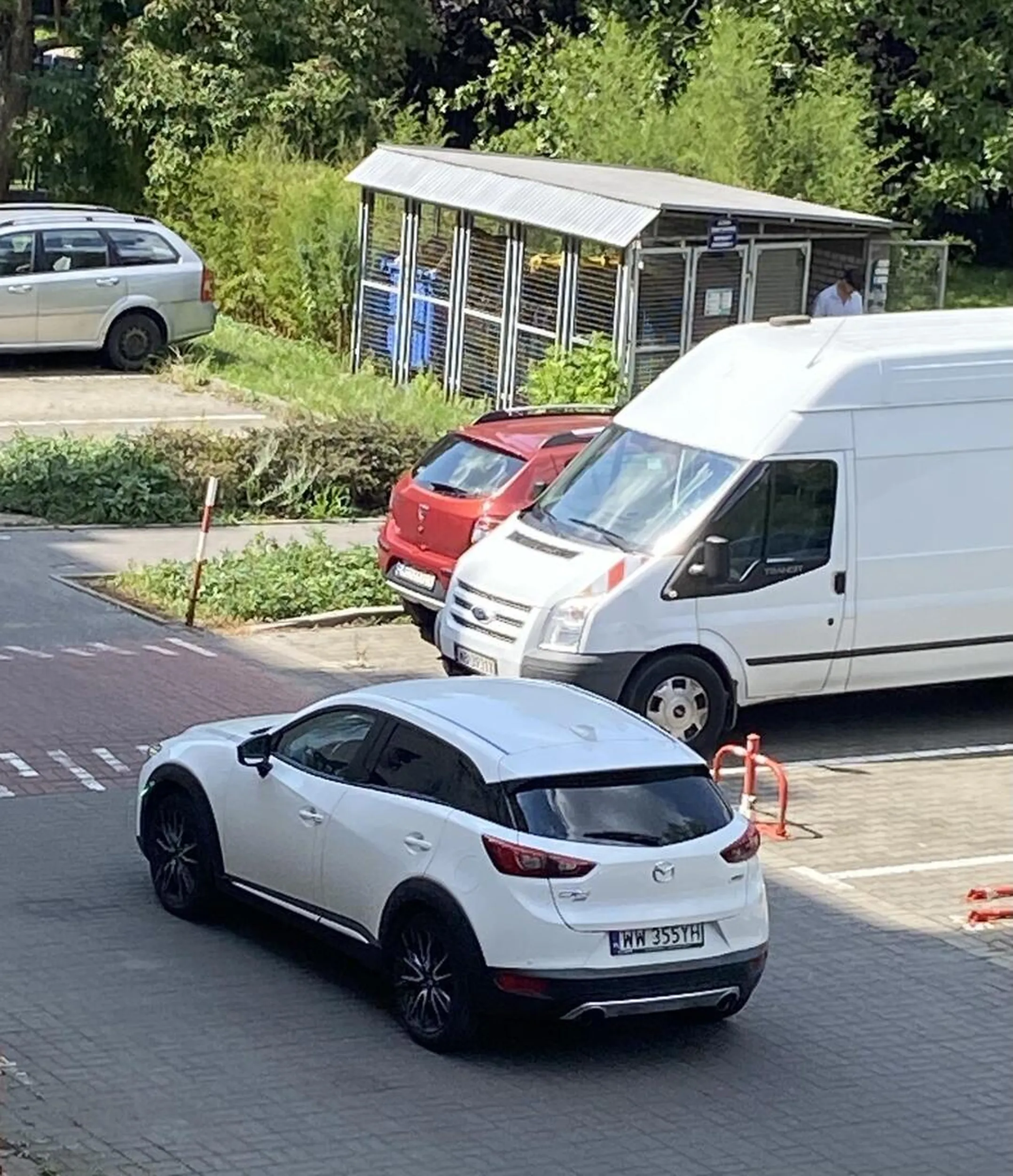 Jezdzi pod prad , malo nie potracila motocyklisty i jeszcze ma wąty jak sie na nia trabi … oddac prawo jazdy z chipsow babo.