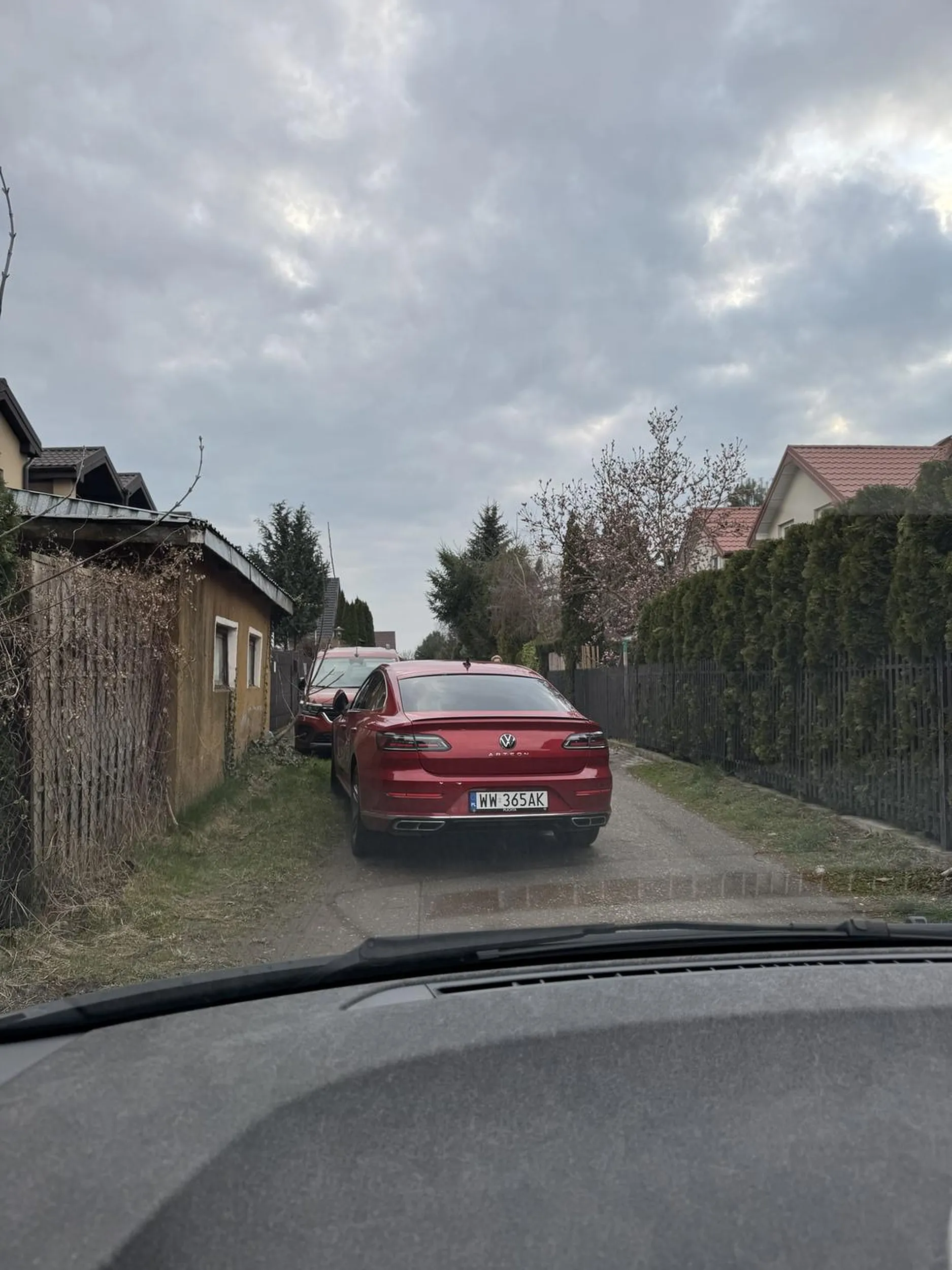 Kierująca blondynka w czerwonym WW postanowiła zablokować całą wąską drogę dojazdową, parkując jakby była jedyną osobą na świecie. Na zwróconą uwagę zareagowała z obojętnością, jakby kompletnie nie widziała problemu. Brak kultury, wyobraźni i szacunku dla innych kierowców. Takie zachowanie nie powinno mieć miejsca na drodze.