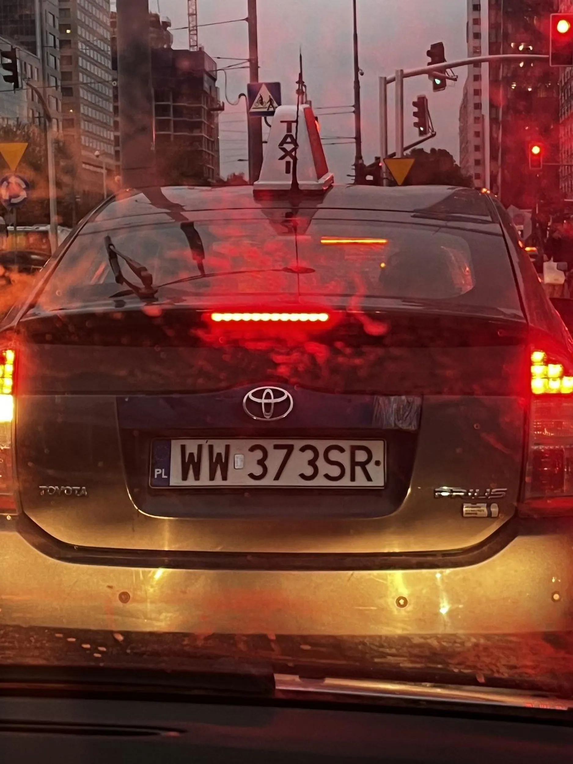 Złotówa wpierdala się przez 3 pasy myśląc że jak włączy kierunkowskaz to ma pierwszeństwo powodują prawie 3 stłuczki