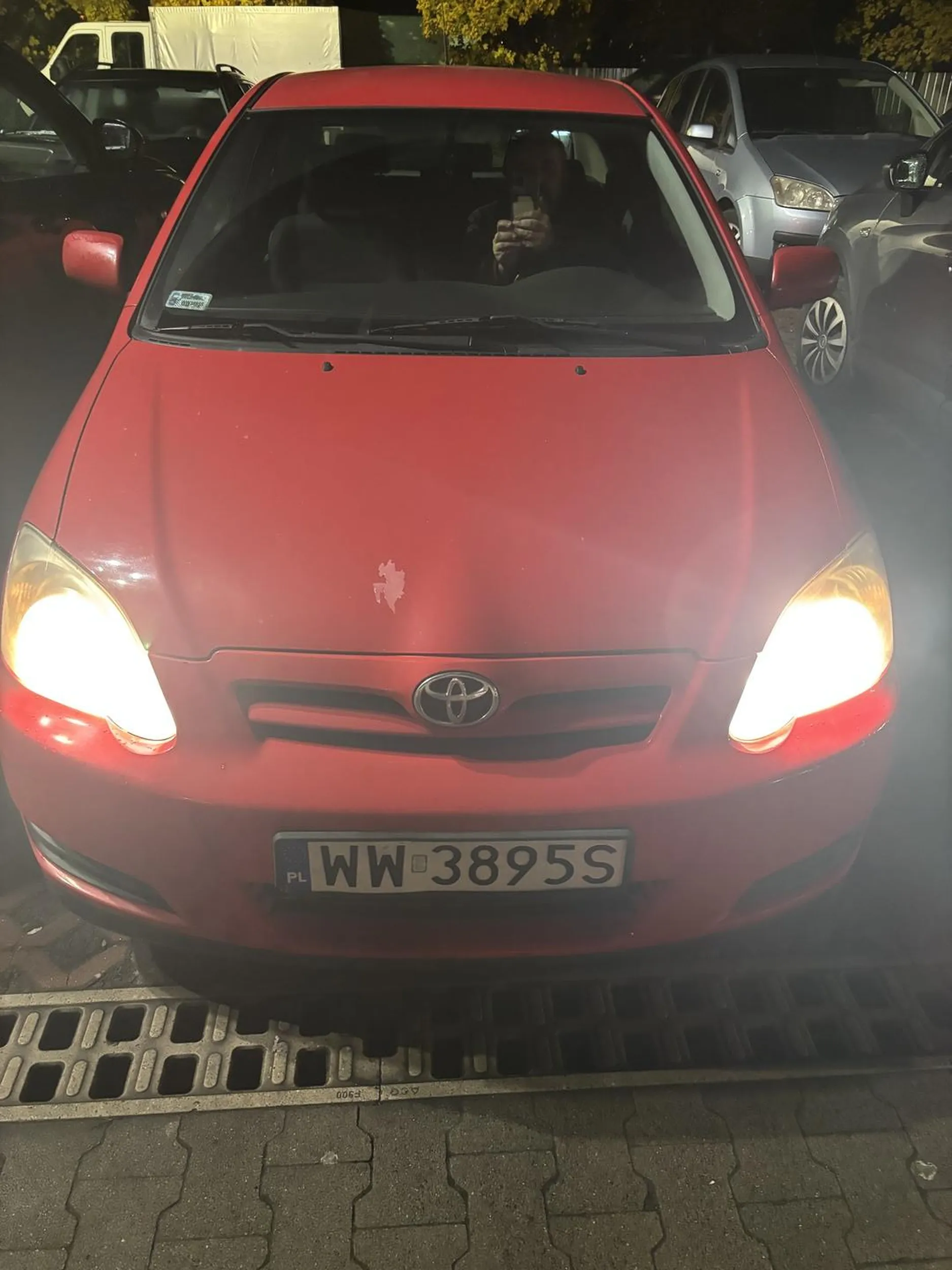 Kierowca potrącił dziecko na parkingu sklepu. wyjeżdżał z miejsca parkingowego po zmroku bez świateł. Po zwróceniu uwagi stał się agresywny i twierdzi, że nie ma tu jego błędu. Ewidentnie pan nie powinien jeździć samochodem - ze względu na wiek, ograniczenie w zakresie podstawowej wiedzy dot. zasad ruchu drogowego i agresję.