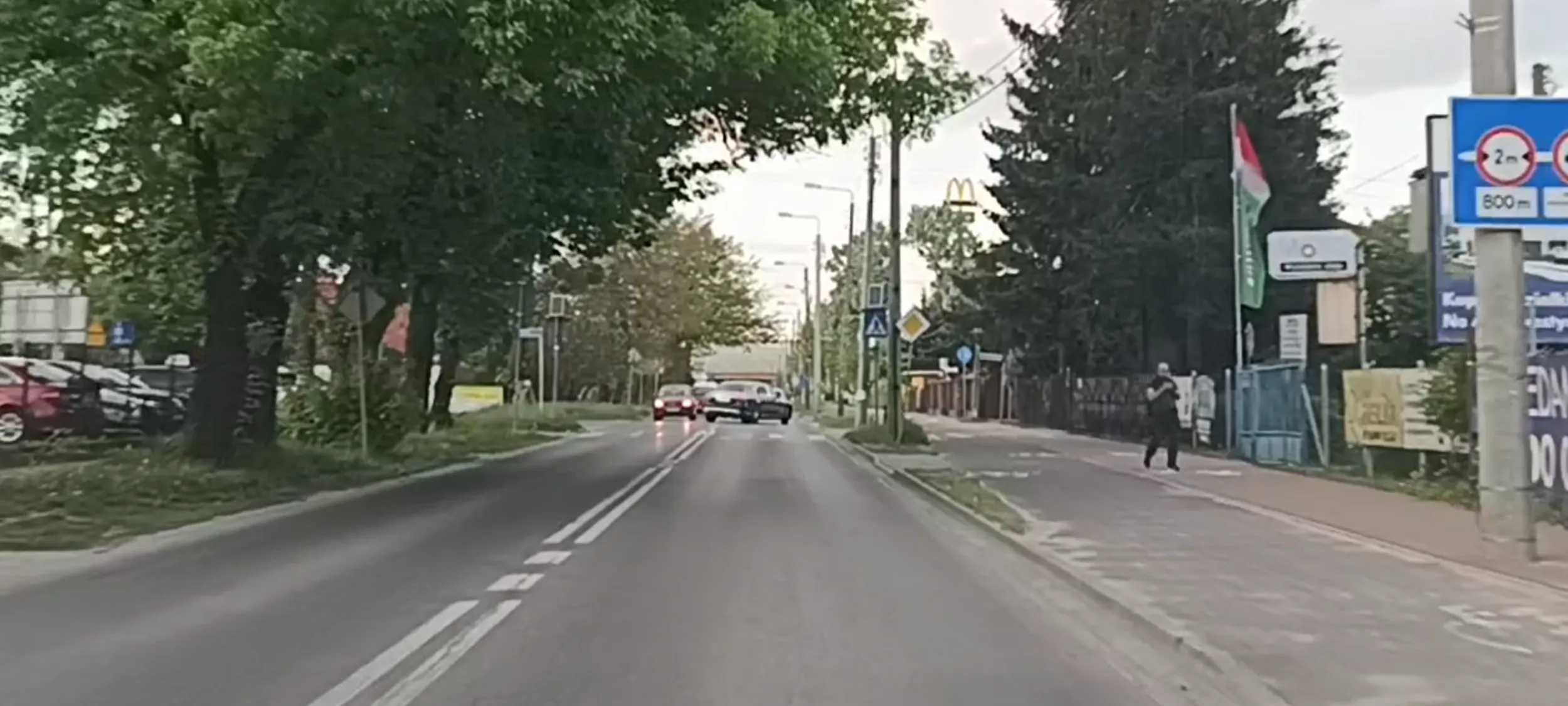 Bandyta drogowy z wraka po powodzi wymusił pierwszeństwo przejazdu z drogi podporządkowanej na skrzyżowaniu