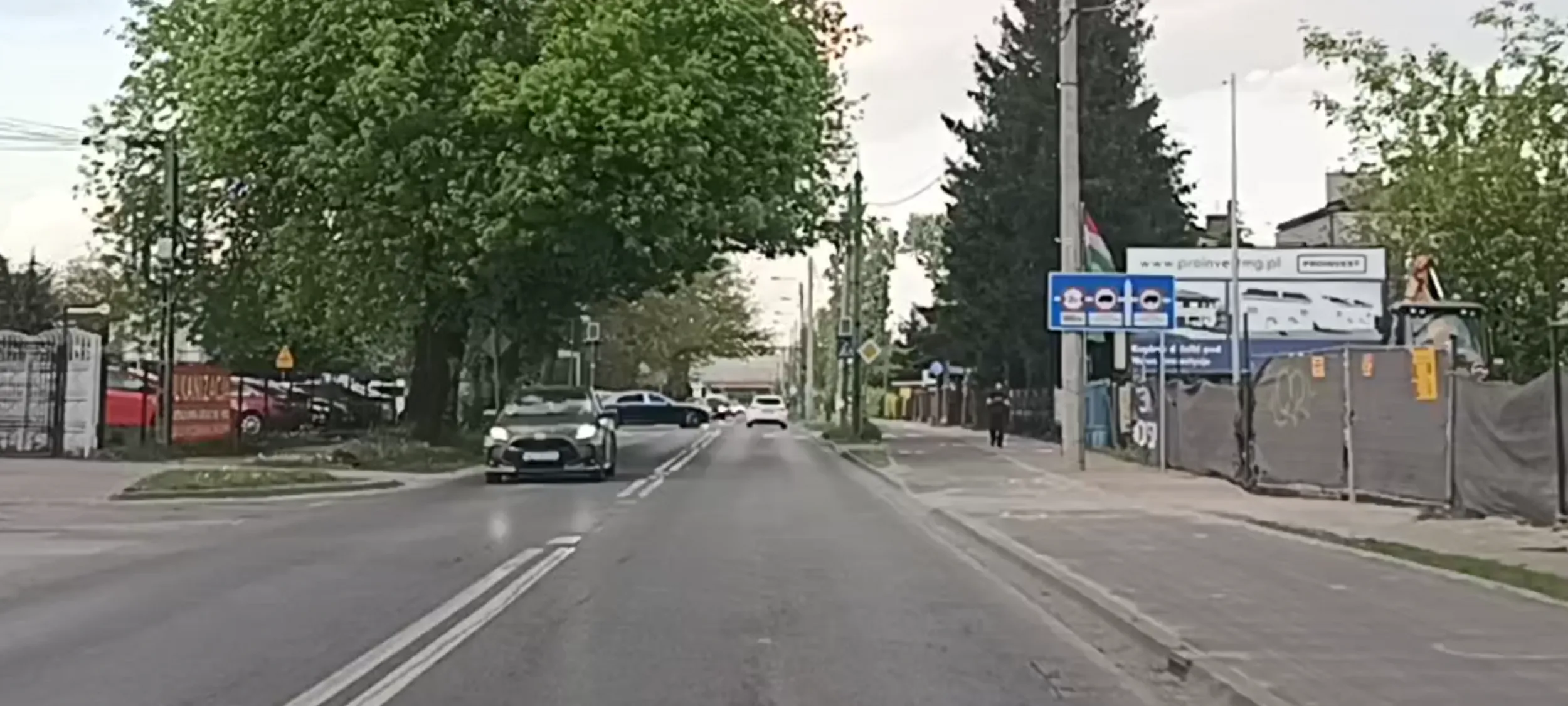 Bandyta drogowy z wraka po powodzi wymusił pierwszeństwo przejazdu z drogi podporządkowanej na skrzyżowaniu