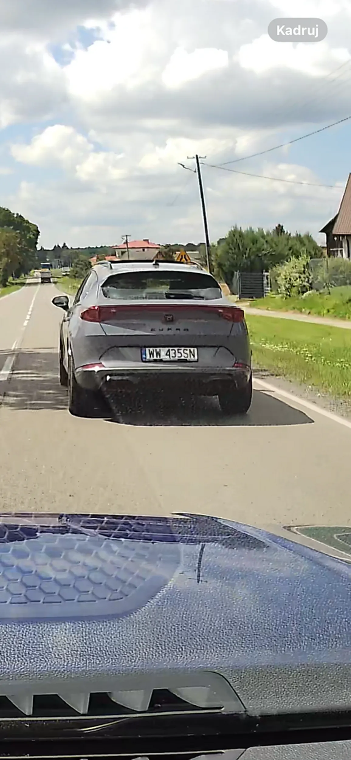 Gość jedzie wolno gdy się go wyprzedzi to nagle przypomina sobie że ma gaz wyprzedza na ciągłej w górę gdzie już było kilka bardzo poważnych wypadków potem znowu zwalnia i przy próbie wyprzedzania dodaje gazu . Dla własnego bezpieczeństwa wolałem odpuścić ale gość nie ma jakoś dużo mocy by nie dać mu rady ;) Ale po co ulica to nie tor