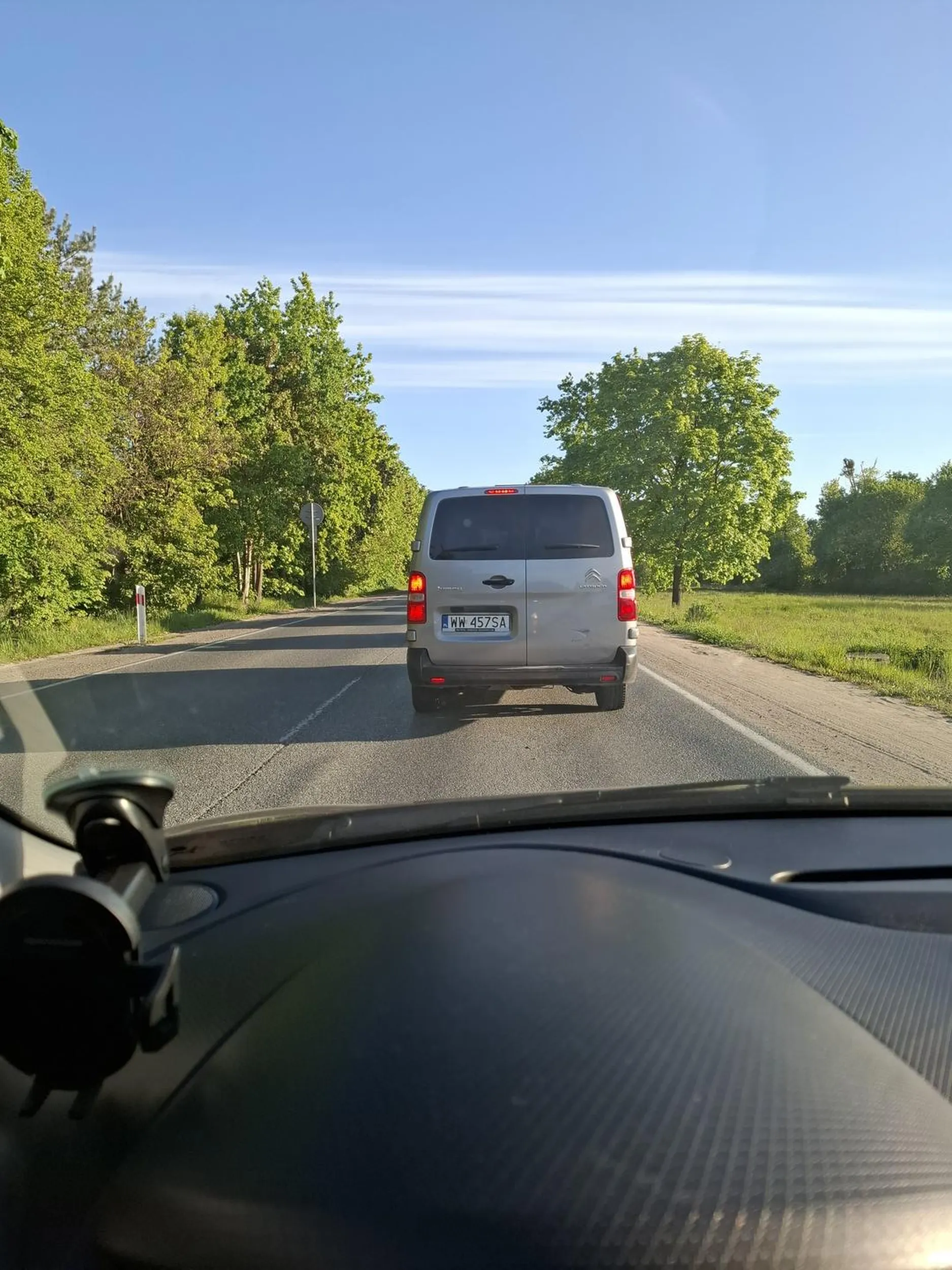 Palant siedzący na dupie. Wyprzedzający na łuku  na linii ciągłej. Jazda z brawura bezmyślnie. Ul. Chyliczkowska