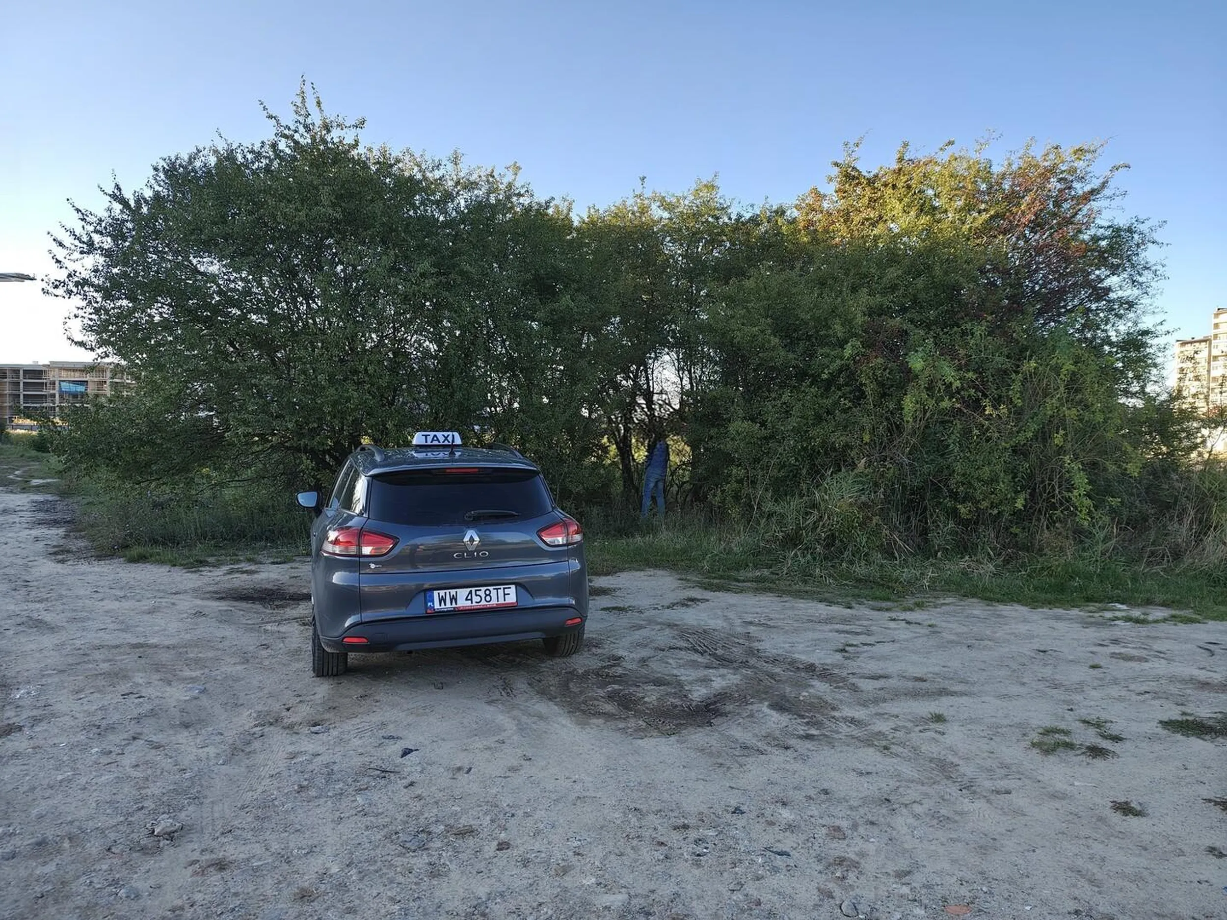 Pan stanął u mnie na osiedlu by oddać mocz w pobliskich krzakach. W pobliżu często bawią się dzieci, a obok jest ruchliwa ulica i szkoła. Po zwróceniu uwagi, że najbliższa stacja paliw jest zaledwie 500m dalej odparł: "i co z tego?" a następnie (po zakończeniu swoich spraw) podbiegł do mnie i zaczął grozić.