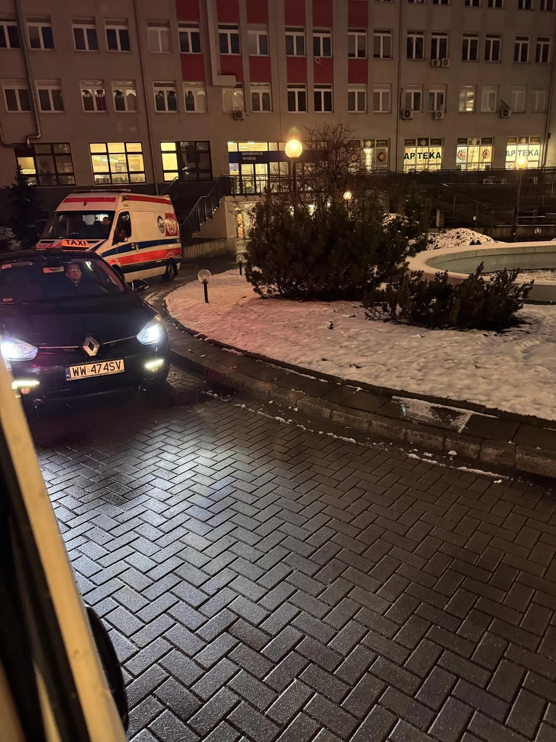 Według Pana karetka zablokowała przejazd na podjeździe dla karetek, gdzie taksówka wjechać nie może :) Za dużo wolnego czasu i jadu w sobie. Nie pozdrawiam