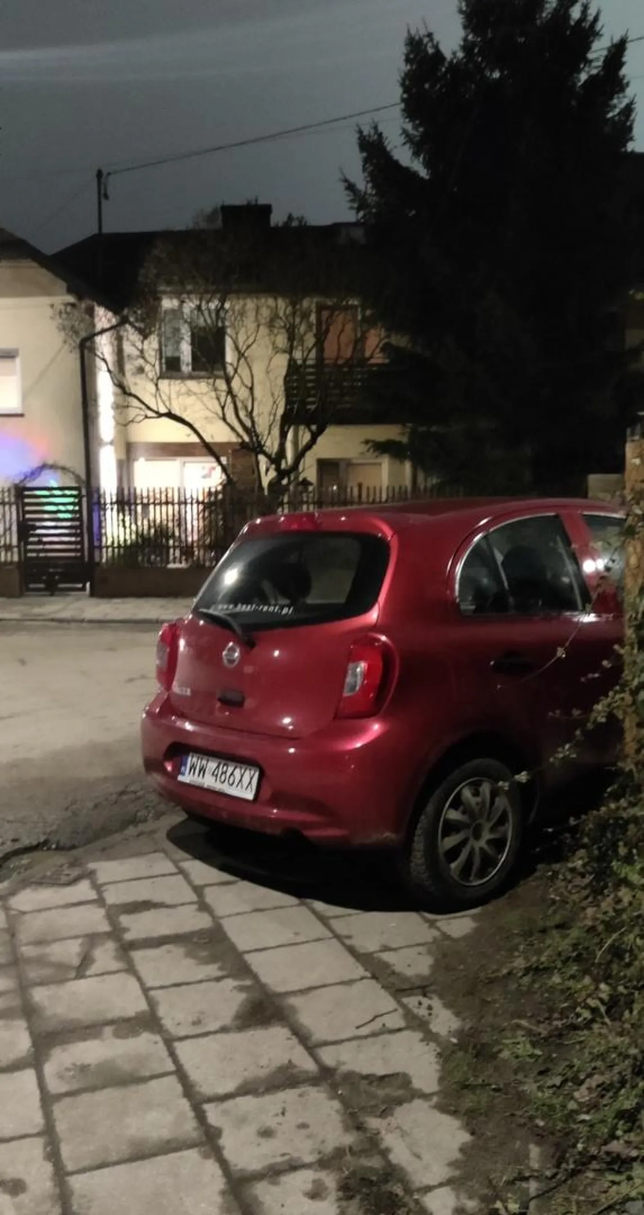 niestety parkowanie nie na chodniku przerasta osobę korzystającą z pojazdu