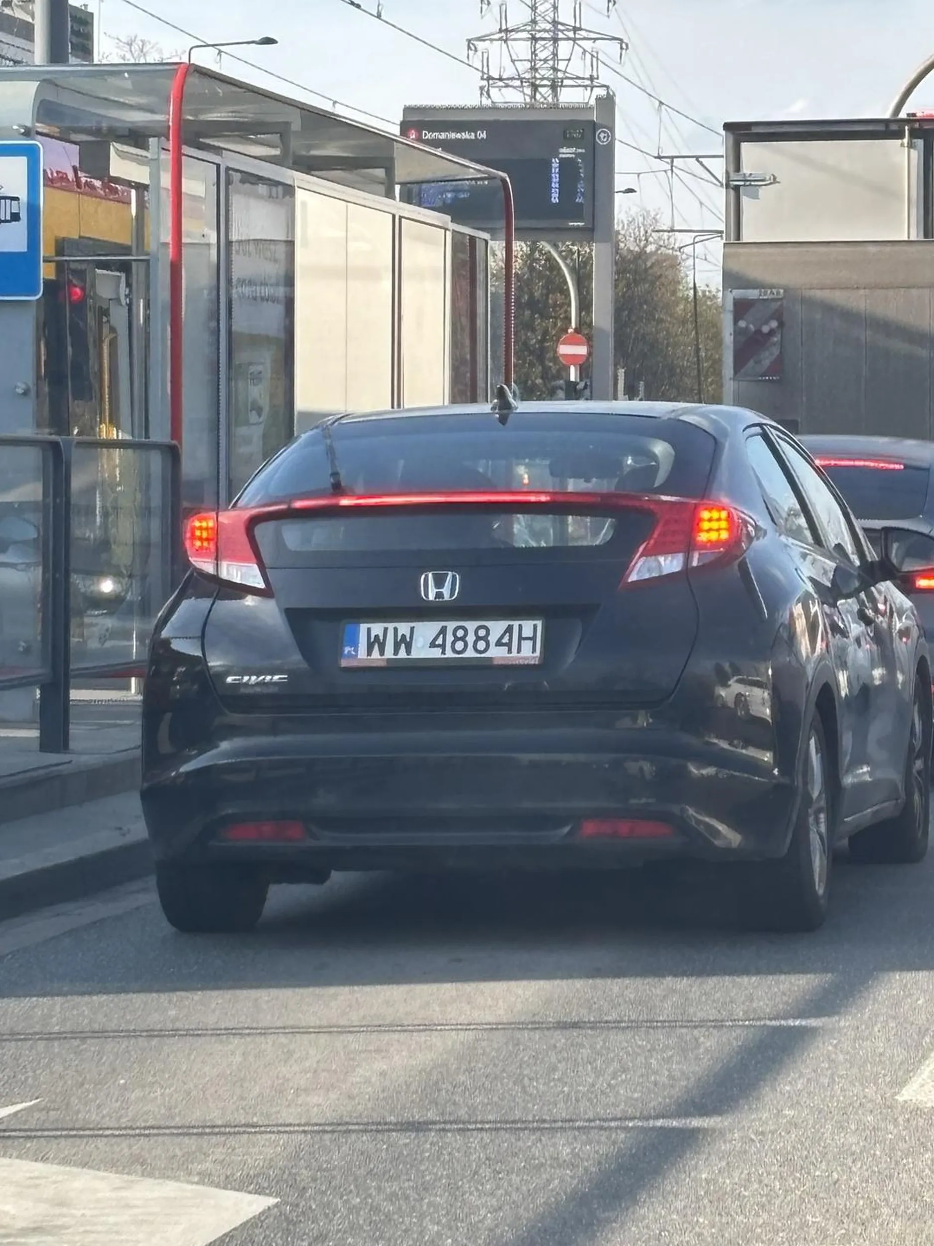 Chamka, która nie ma ani kultury, ani pojęcia po jeżdżeniu samochodem. Zmienia pasy, przepycha się i skręca bez kierunkowskazów. Tacy ludzie nie powinni nigdy siadać za kierownicą. Idź na kurs zanim wsiądziesz do auta!