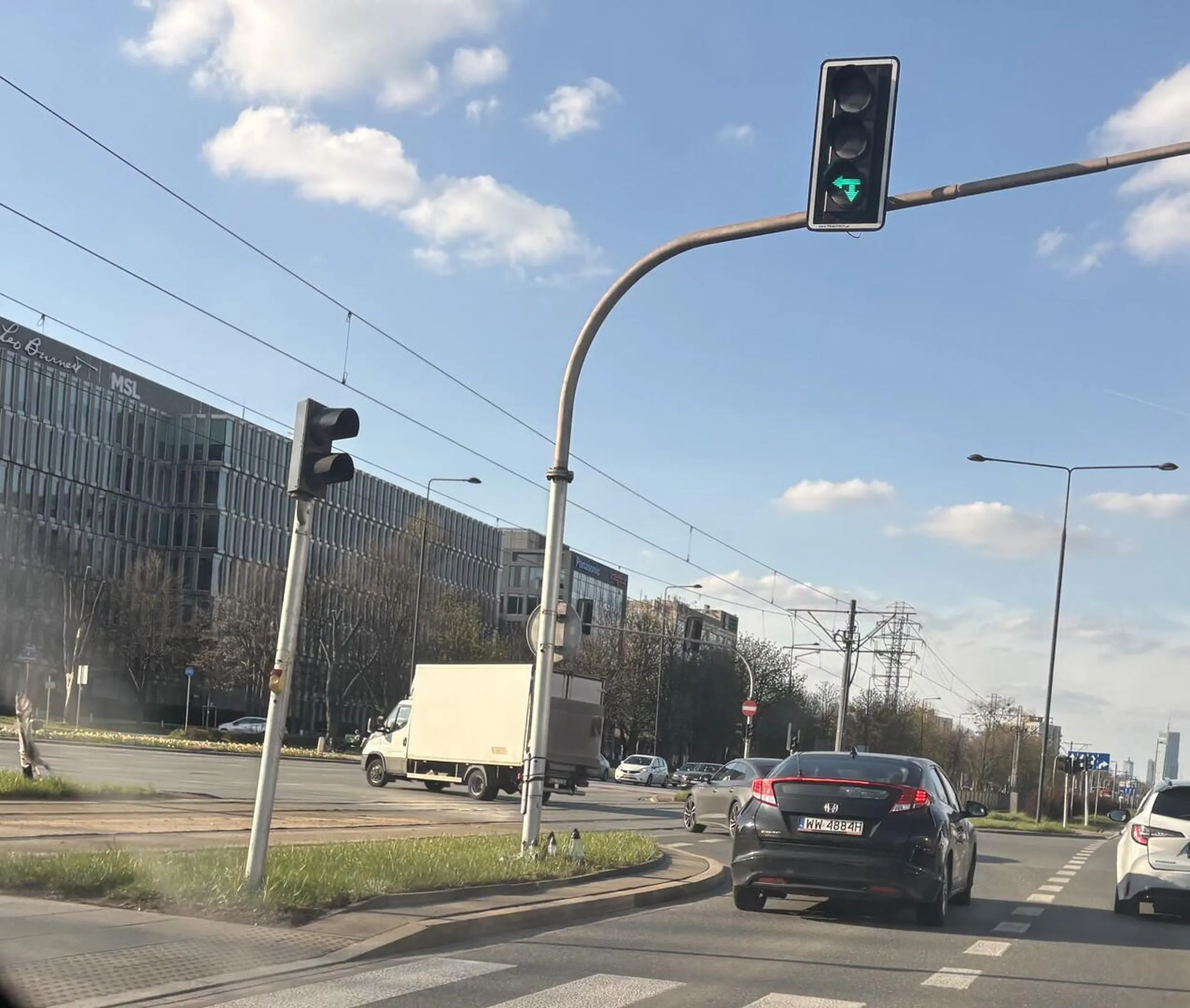 Chamka, która nie ma ani kultury, ani pojęcia po jeżdżeniu samochodem. Zmienia pasy, przepycha się i skręca bez kierunkowskazów. Tacy ludzie nie powinni nigdy siadać za kierownicą. Idź na kurs zanim wsiądziesz do auta!