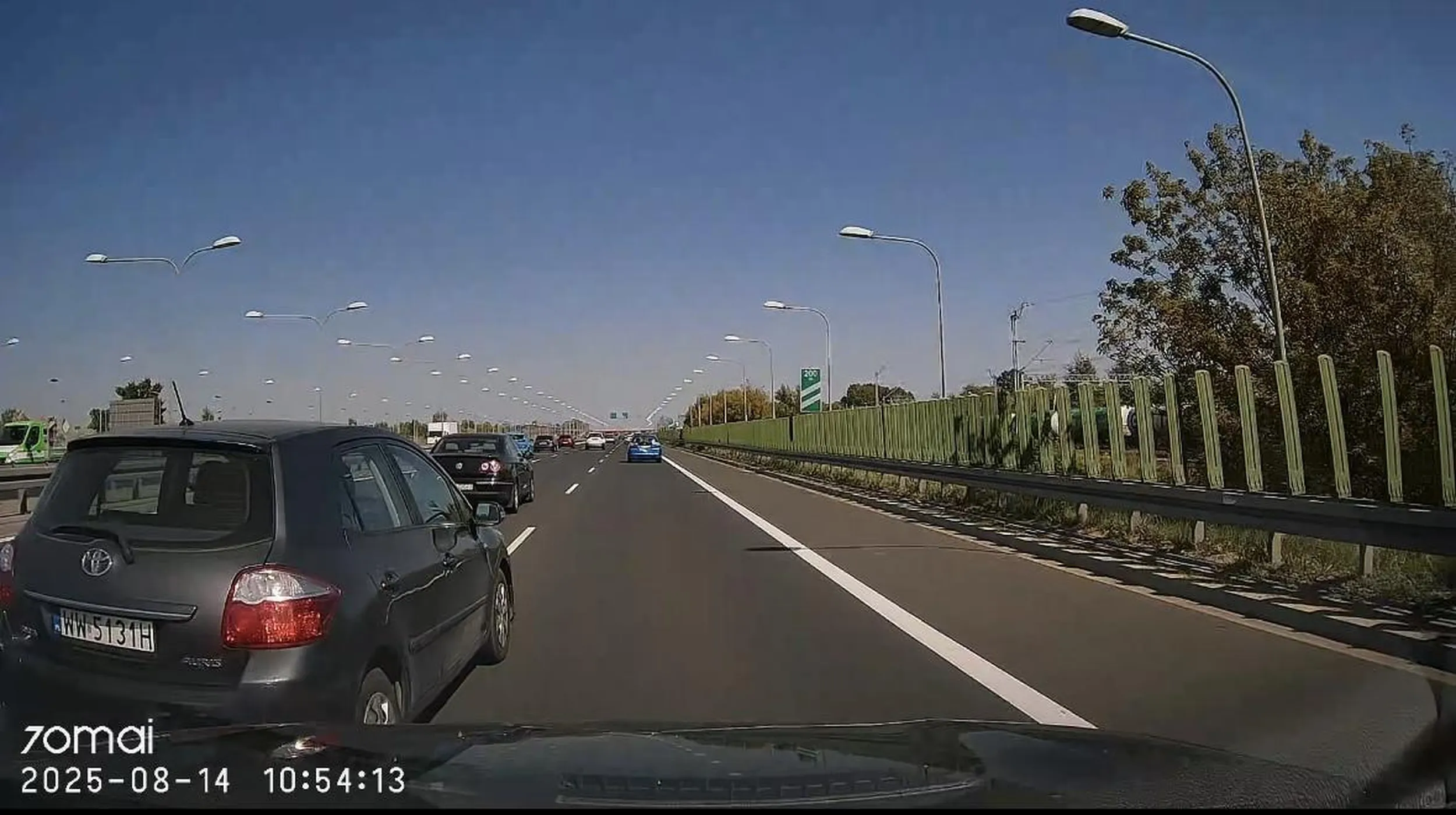 Stary dziad, nie ogarnia. Jak już chcesz coś robić, to rób to dobrze. Masz jeszcze dużo miejsca żeby dojechać do samochodu którego chcesz wyprzedzic a ładujesz się przed samą maskę.