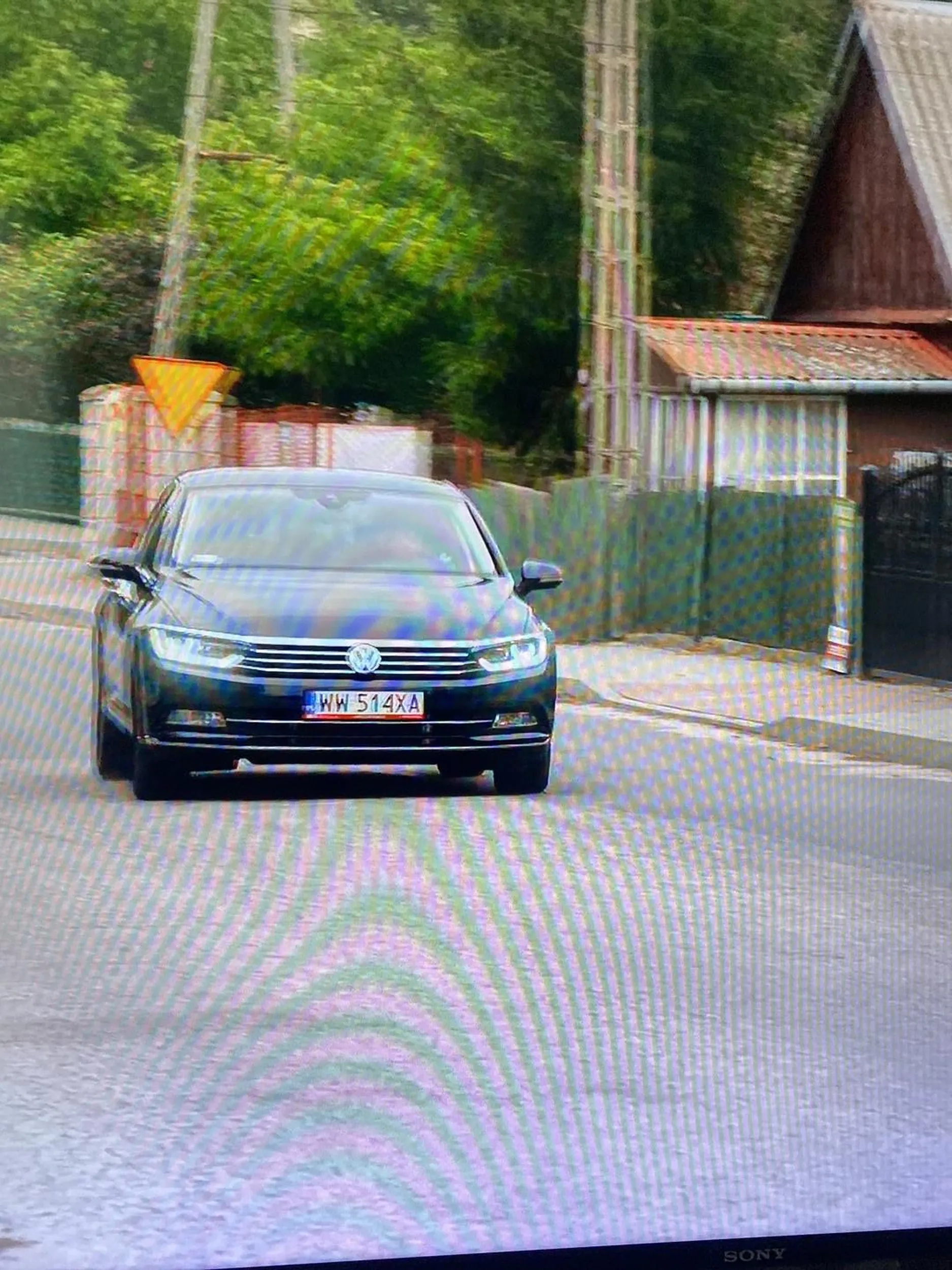 Jeździ z piskiem opon pod kościołem i wyrzuca papierki na ulice