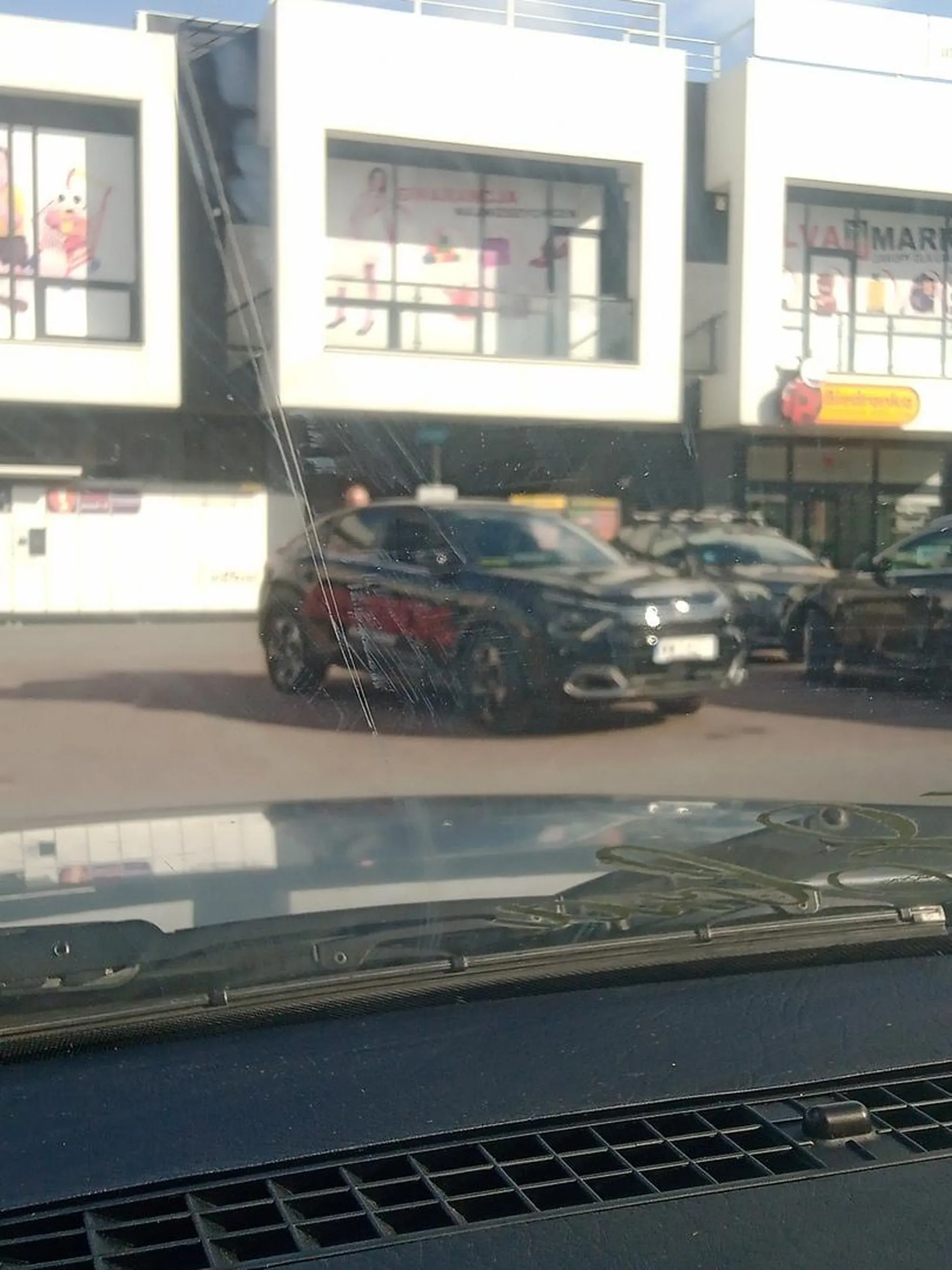 Przedstawiciel firmy Filipa Chajzera niestety dnia 29.06.2025r o godzinie 17:30 osoba zaparkowała pojazd nie w liniach czyżby osoby z tej firmy miały problem nie dość że z ważeniem kebabów to i z parkowaniem?