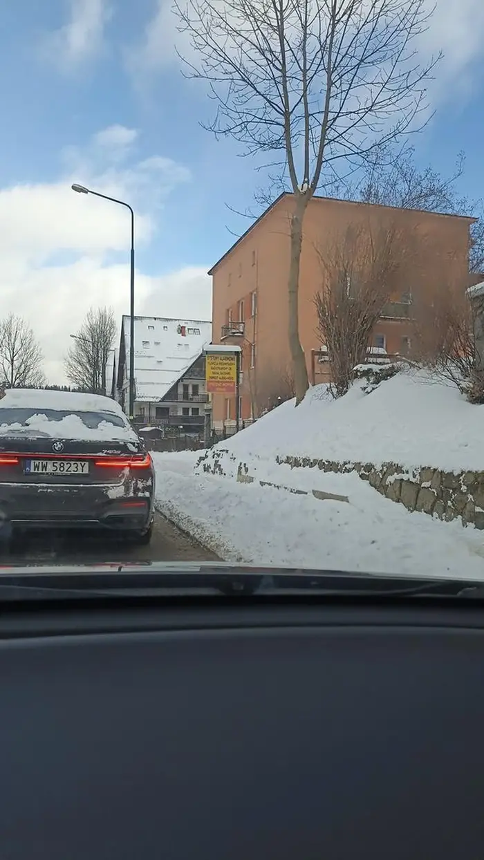 Standardowy posiadasz Bolidu Młodzieży Wiejskiej z Warszawki. Nie dość, że przy mojej próbie włączenia do ruchu specjalnie przyspieszając prawie przetarł przód mojego auta. W dodatku jazda z ponad 20cm pokrywą lodową na dachu gdzie fragmenty leciały na auta z tyłu.