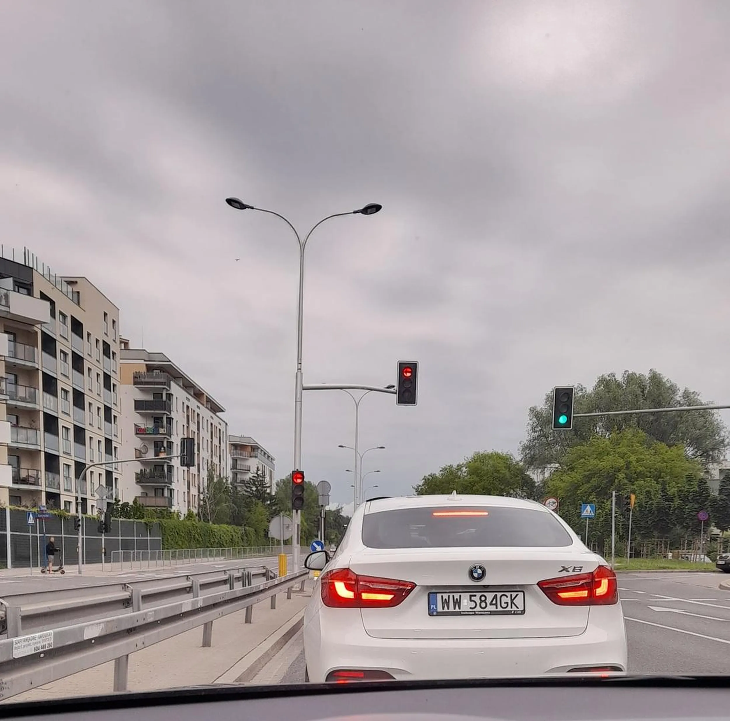 Kierowco z dodatkowym chromosomem naucz się zmieniać pas z użytkiem kierunkowskazu bez wymuszania na ciągłej linii oraz skręcania na skrzyżowaniach również z użytkiem tej jednej wajchy.