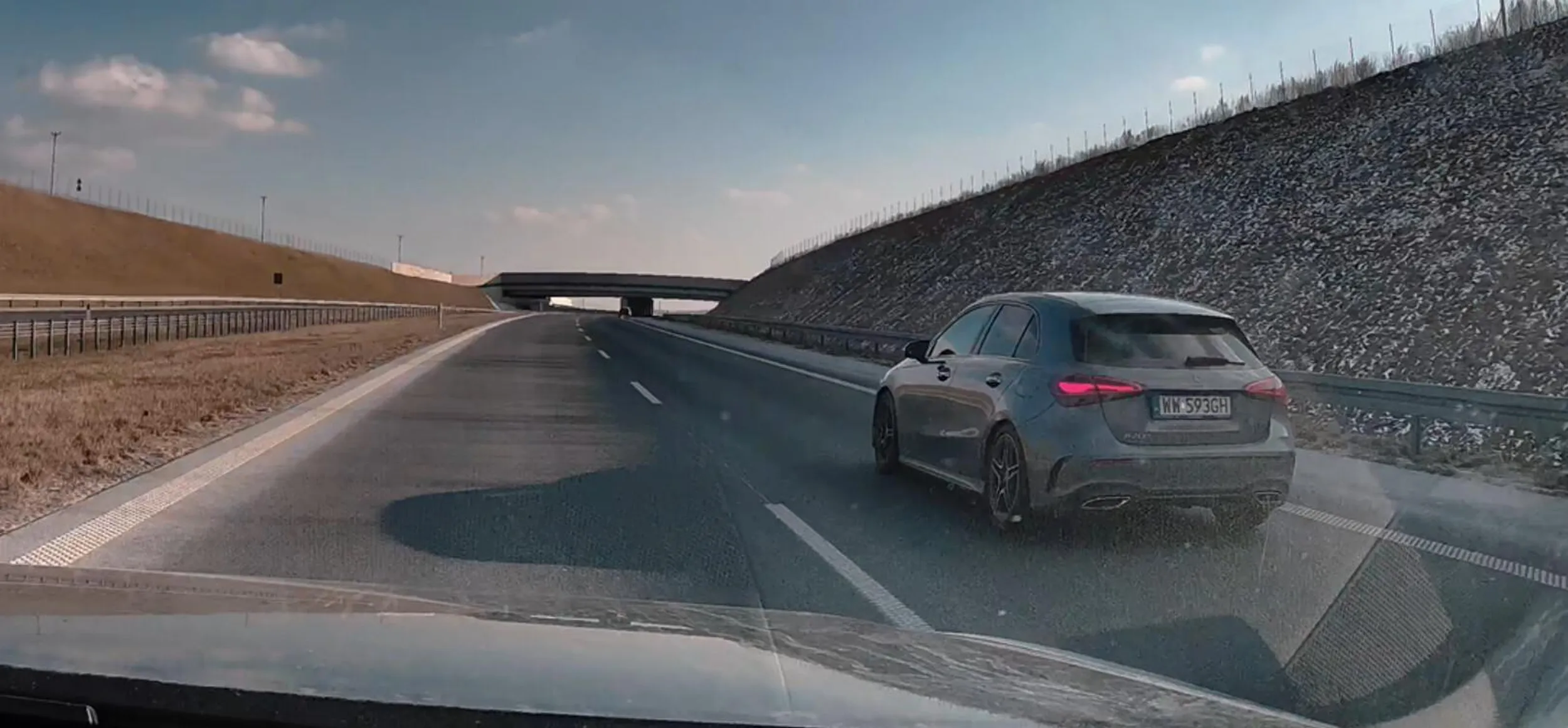 człowiek jedzie równo na tempomacie i trafia się baba co co chwilę wyprzedza, żeby potem przed maską zwolnić, albo przyspieszać podczas wyprzedzania...