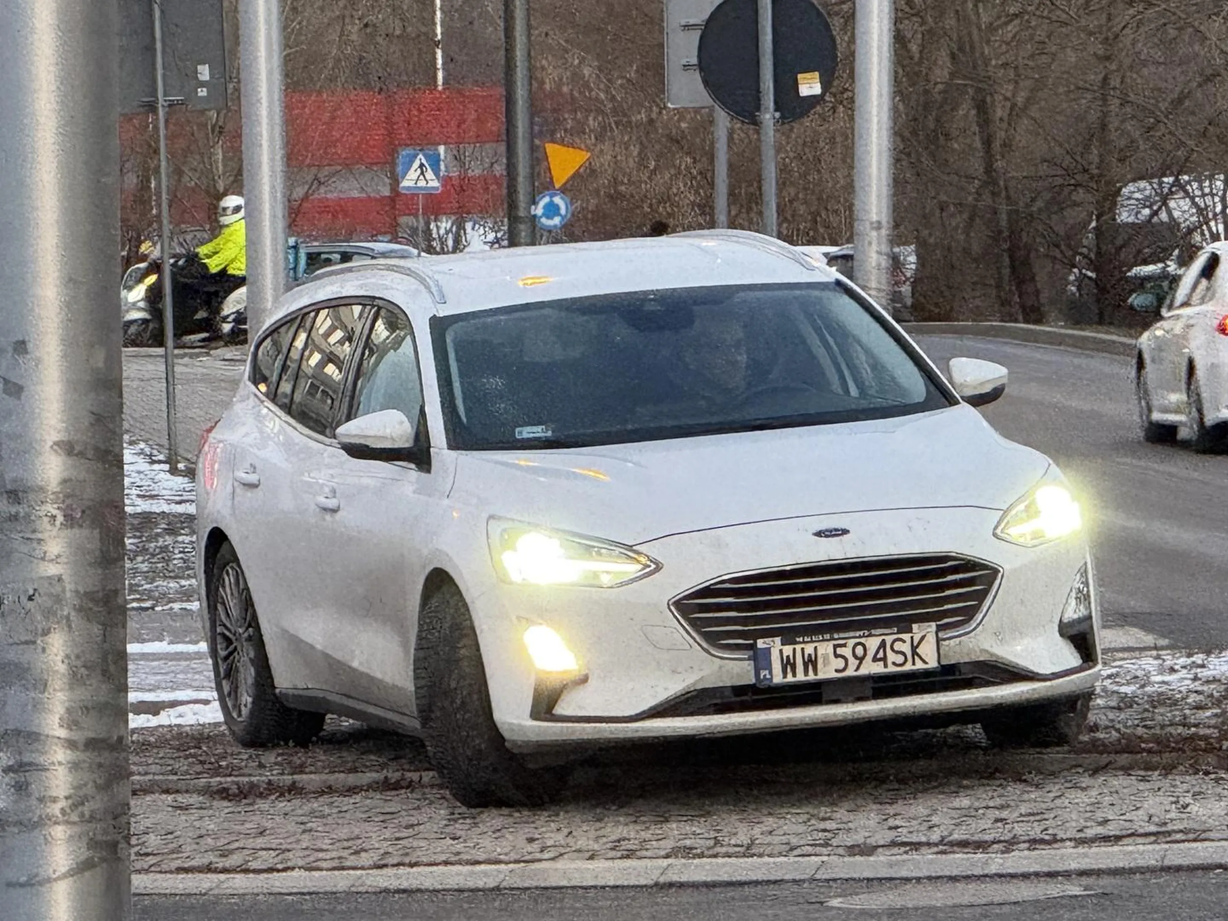 Parkowanie na rondzie to jego specjalność