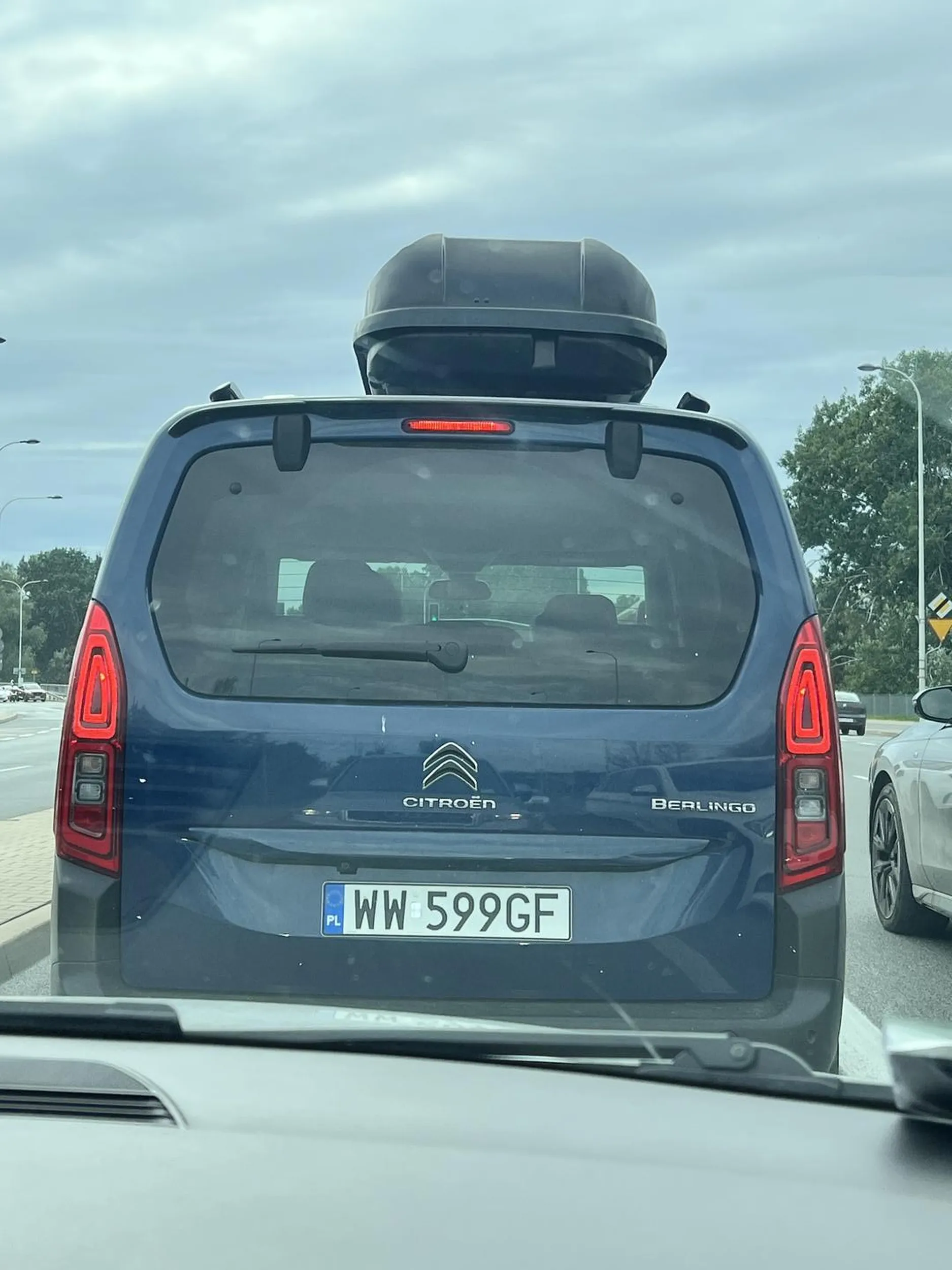 Pani jedzie jakby była sama na drodze. Nie patrzy w lusterka. Przyrysowała nam bok.