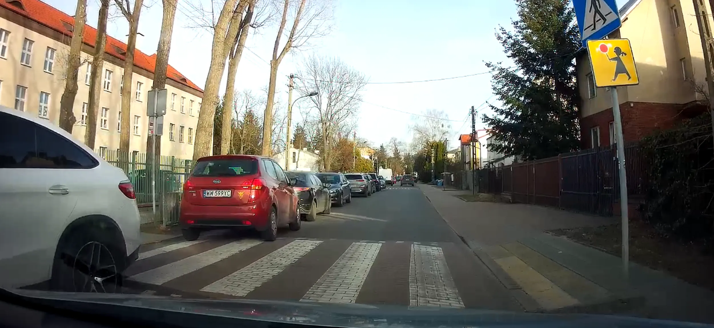 Parkuje na przejściu dla pieszych, pod szkoła, totalnie nie rozumiem takiego nierozgarnięcia.